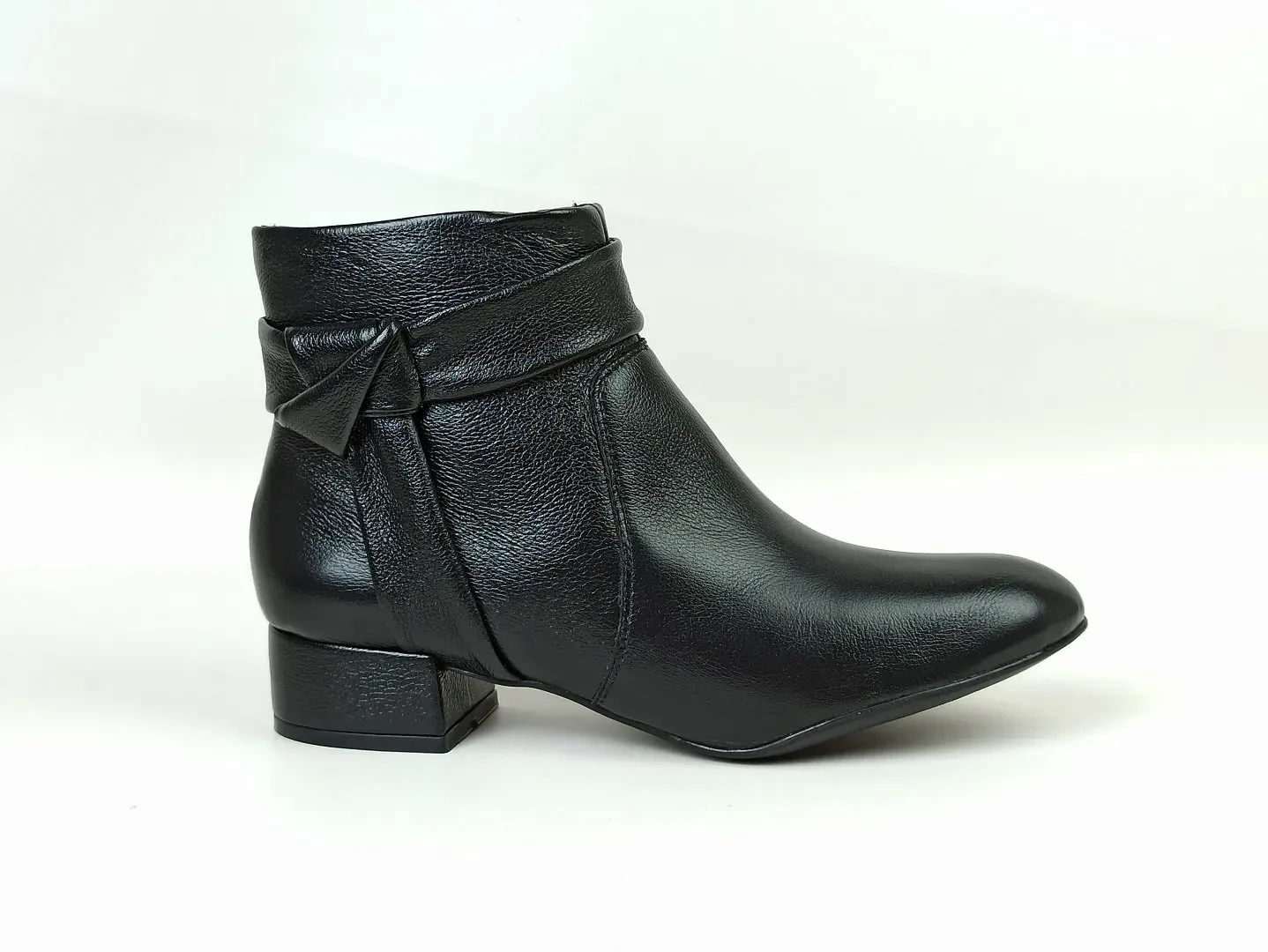 bota-cano-baixo-couro-salto-baixo-bloco-bico-redondo-preta-1200324768_1
