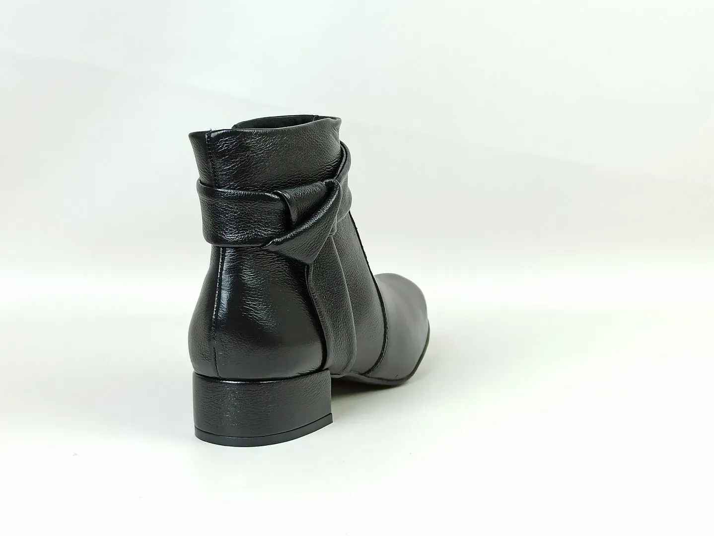 bota-cano-baixo-couro-salto-baixo-bloco-bico-redondo-preta-1200324768_4