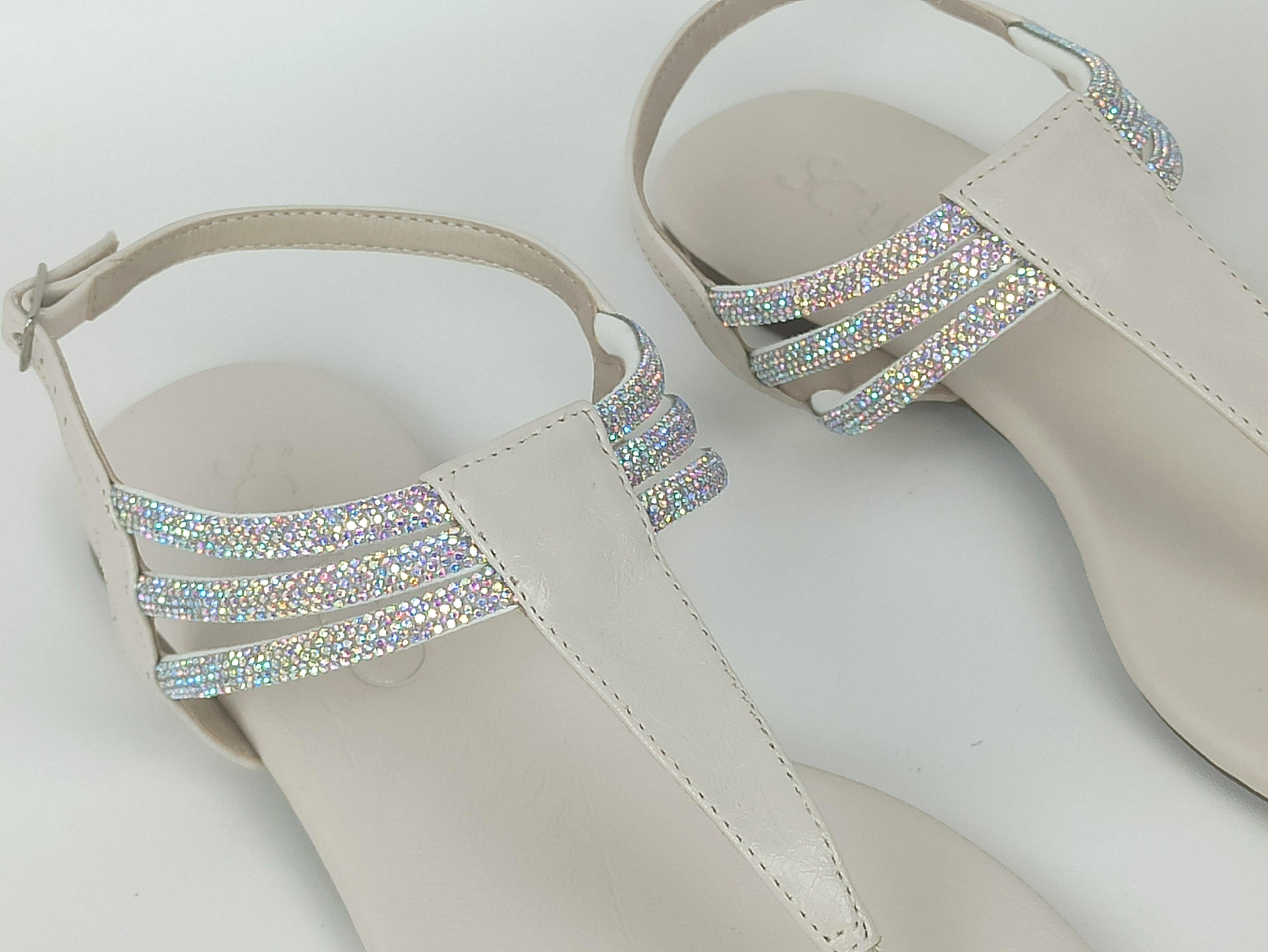 sandalia-rasteira-bico-redondo-creme-30016907_3