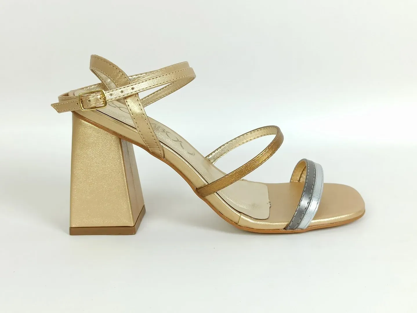 sandalia-metalizada-salto-alto-bloco-bico-quadrado-dourada-56500602_1