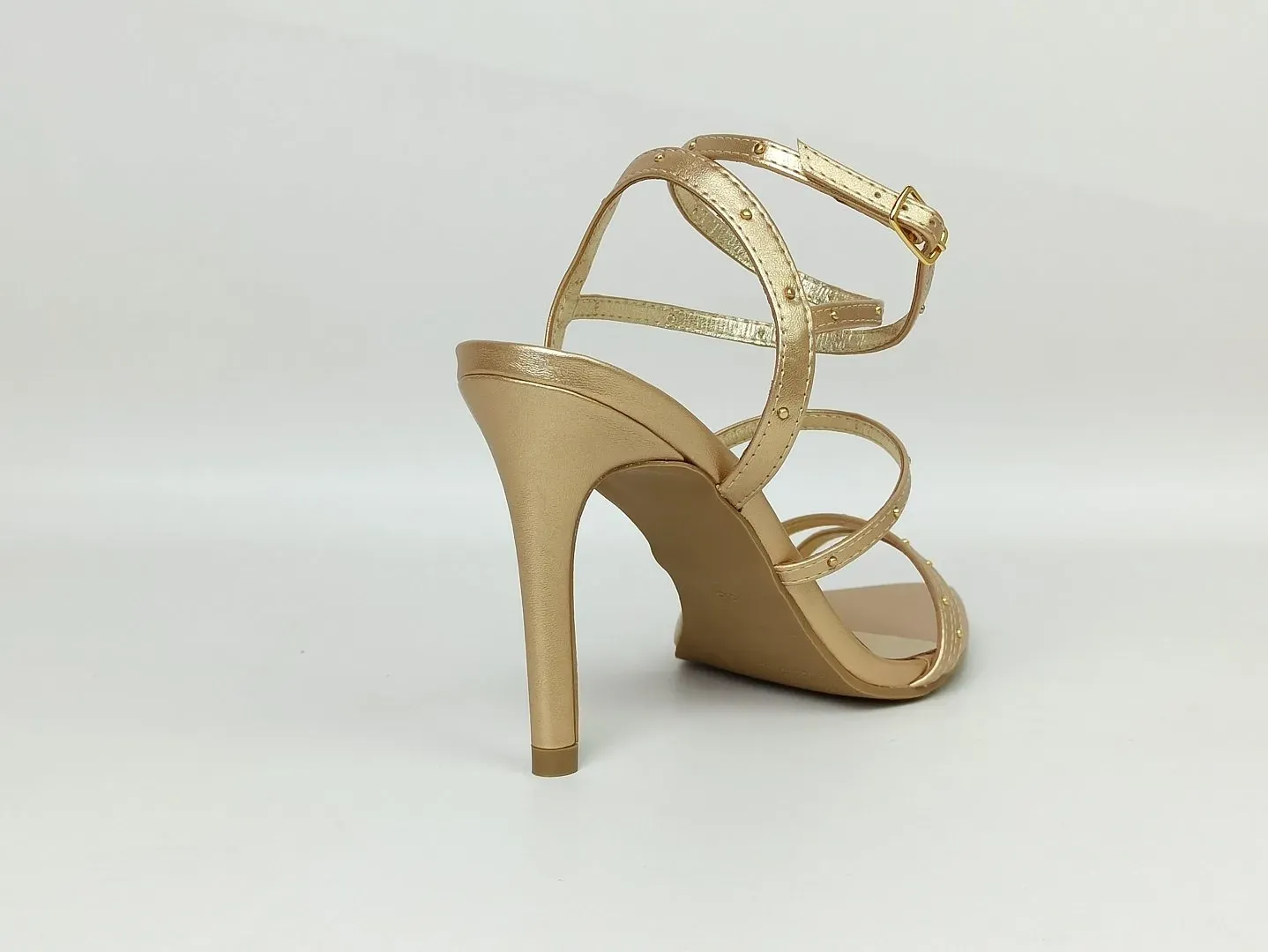 sandalia-metalizada-salto-medio-fino-bico-findo-dourada-12600902_3