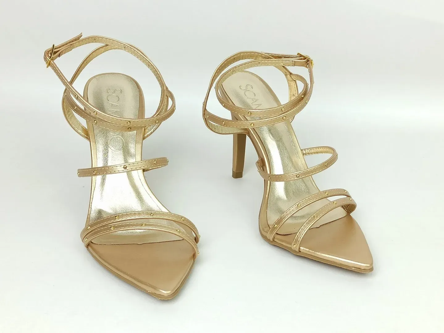 sandalia-metalizada-salto-medio-fino-bico-findo-dourada-12600902_4