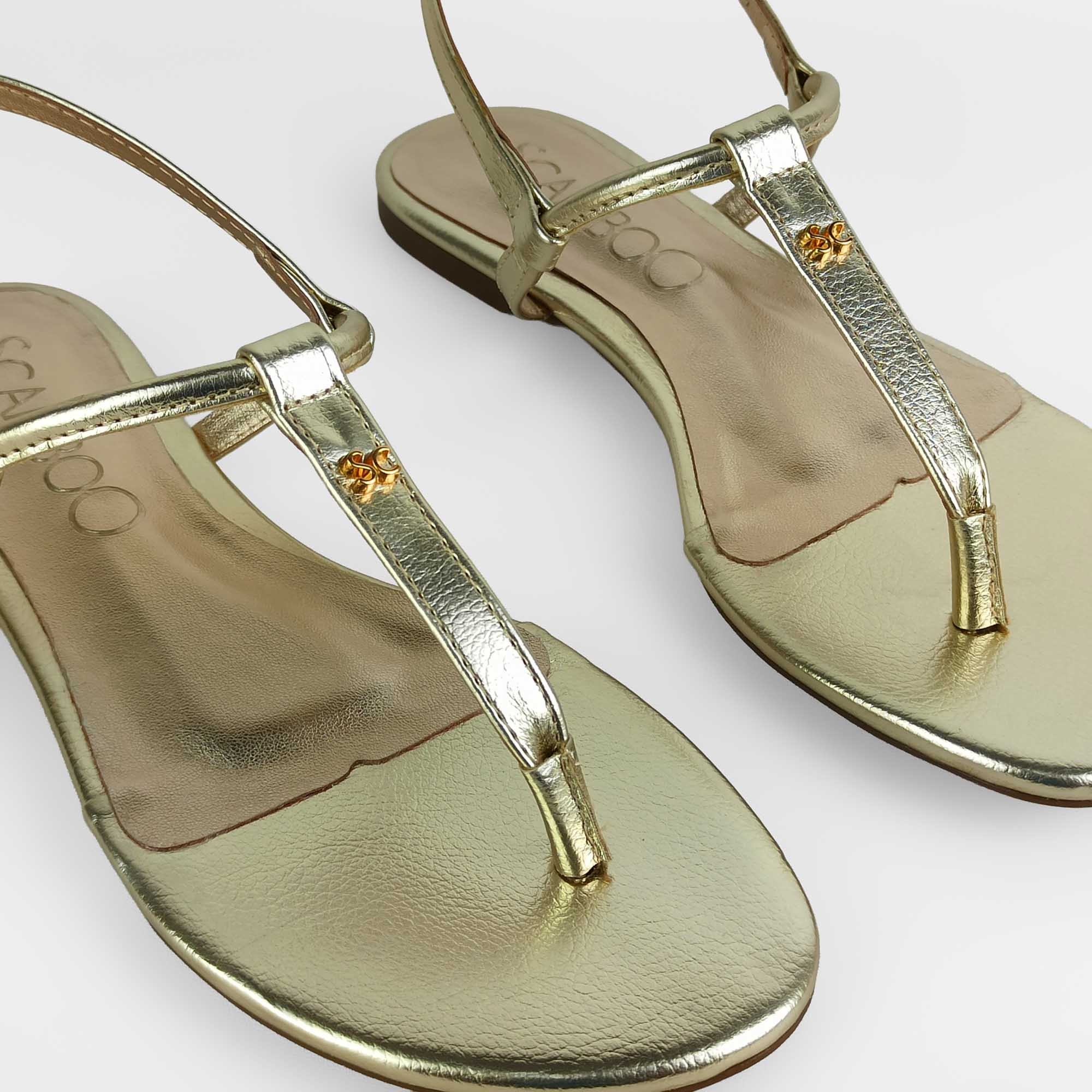 sandalia-metalizada-rasteira-bico-redondo-dourada-187024101_5