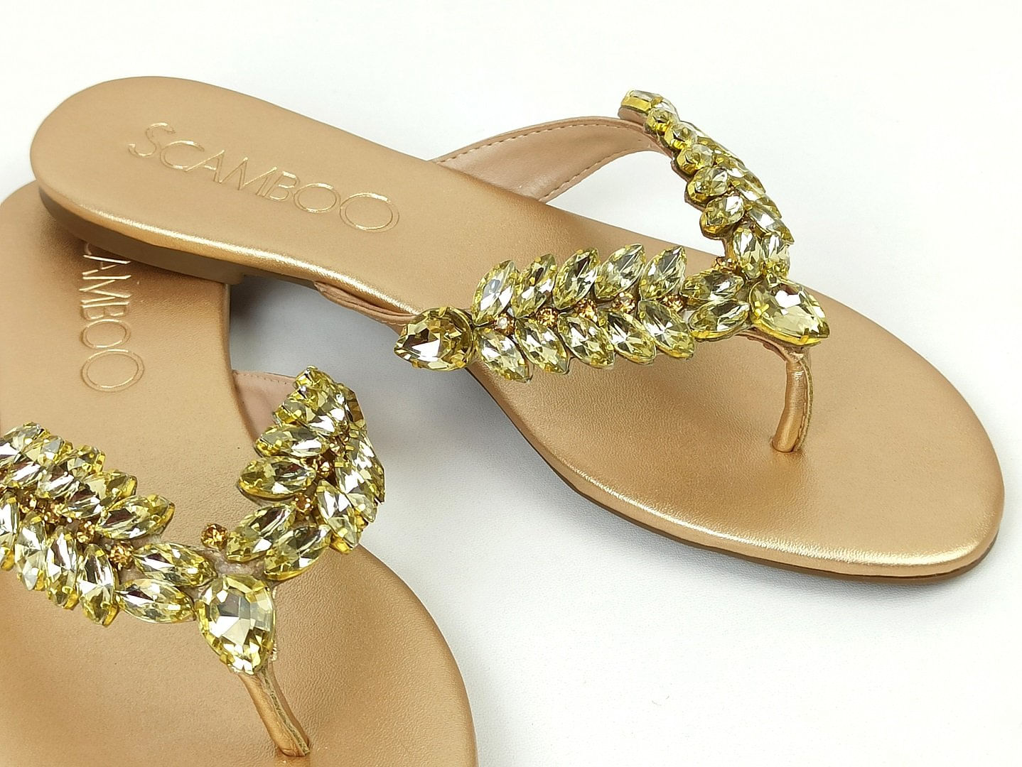 sandalia-rasteira-bico-redondo-dourada-30020205_5