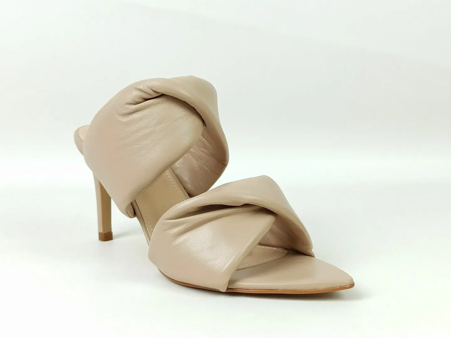 sandalia-couro-salto-medio-fino-bico-fino-bege-claro-47811471_2