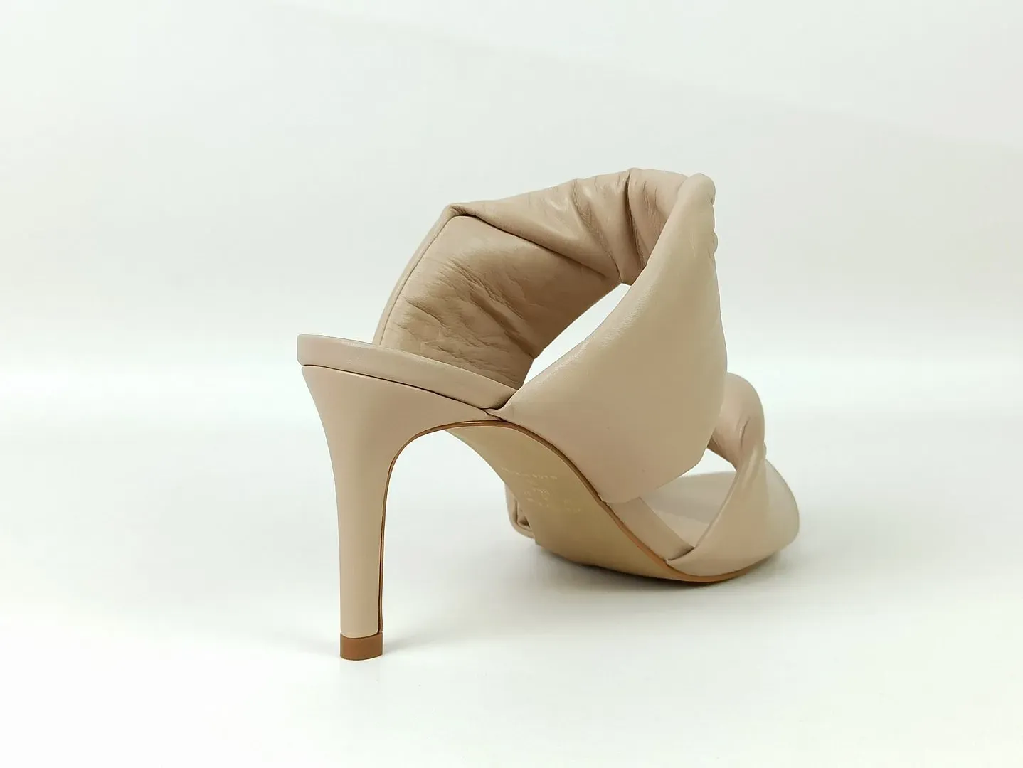 sandalia-couro-salto-medio-fino-bico-fino-bege-claro-47811471_3