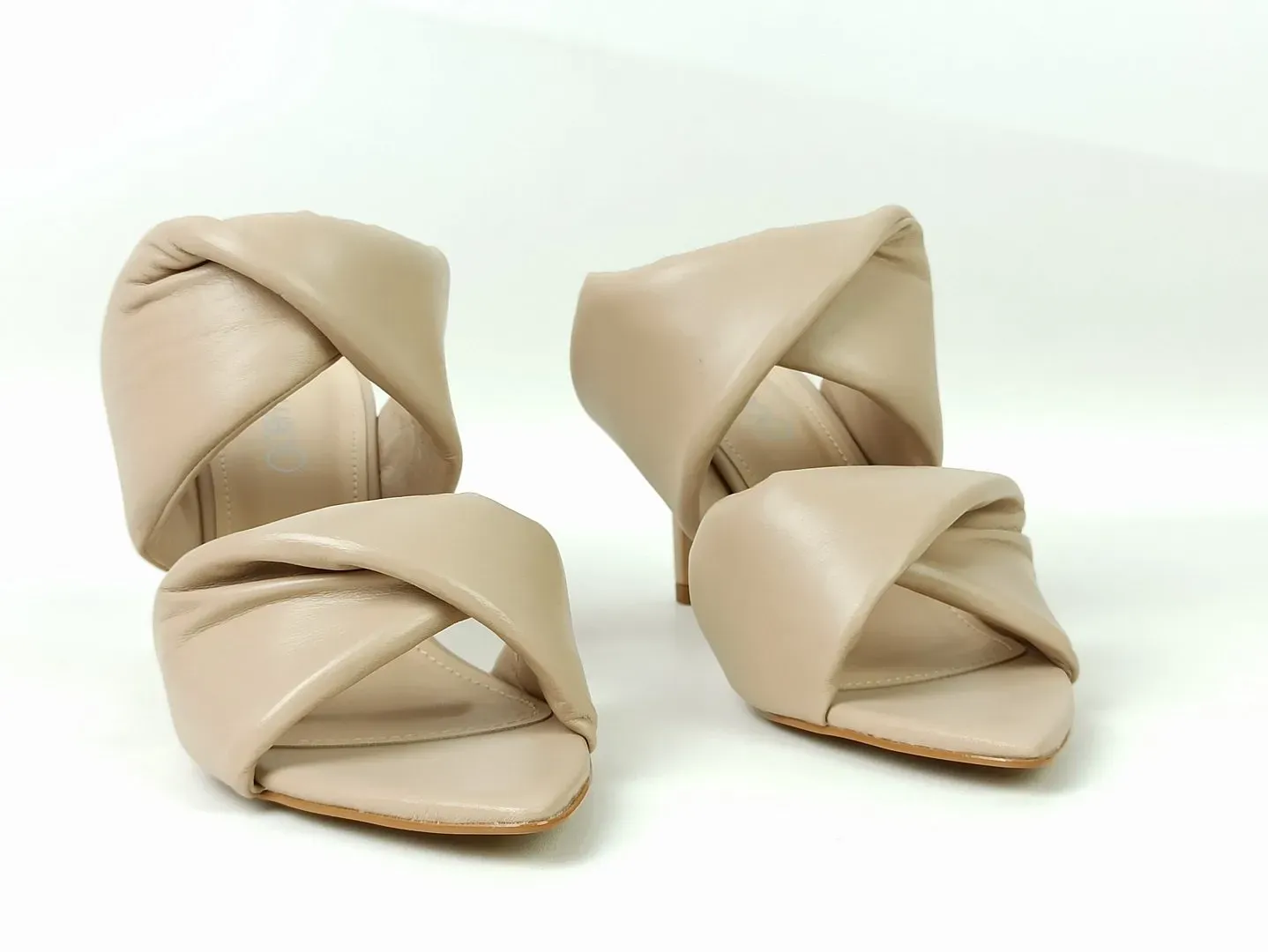 sandalia-couro-salto-medio-fino-bico-fino-bege-claro-47811471_4