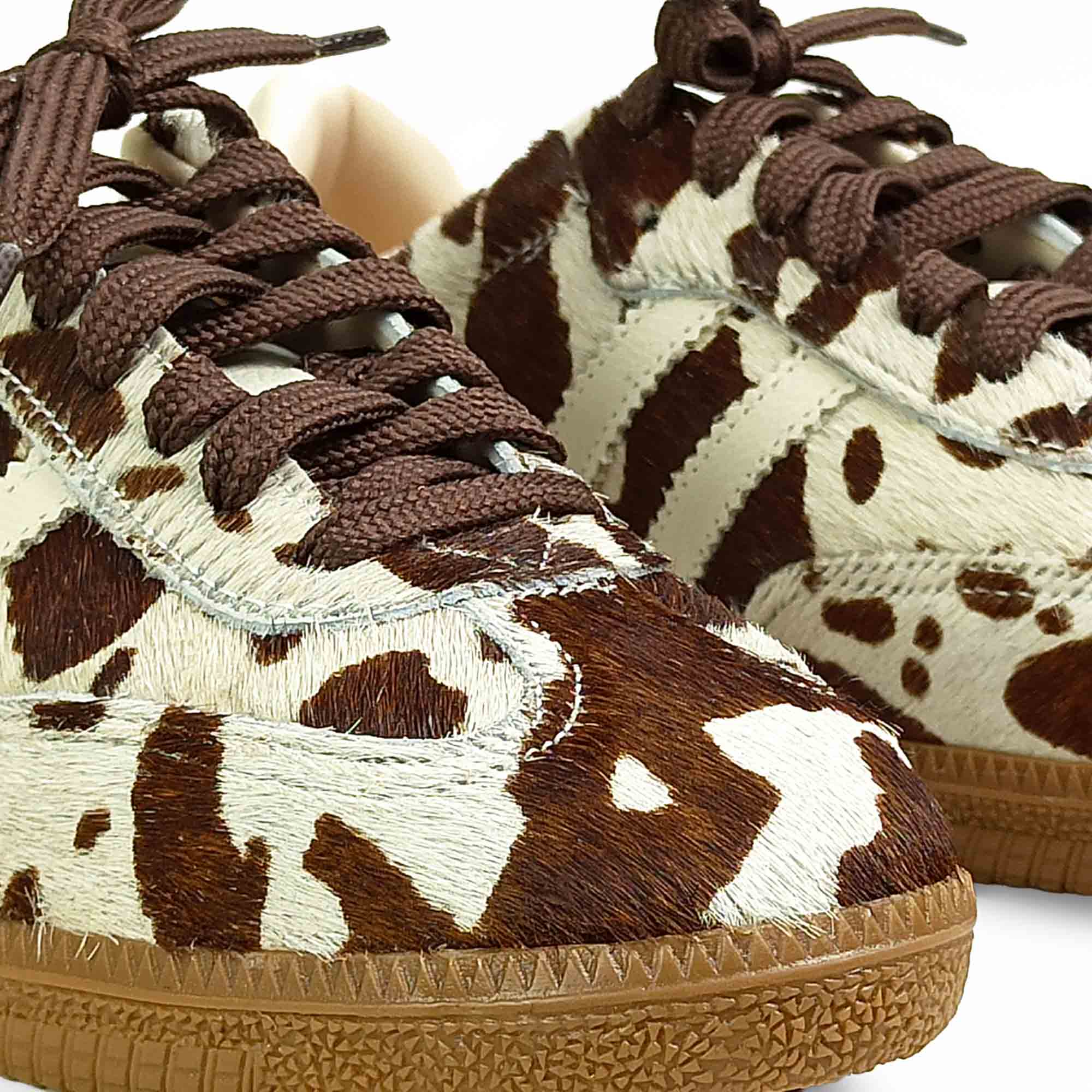 tenis-couro-sola-baixa-estampa-de-vaca-marrom-1050011_5