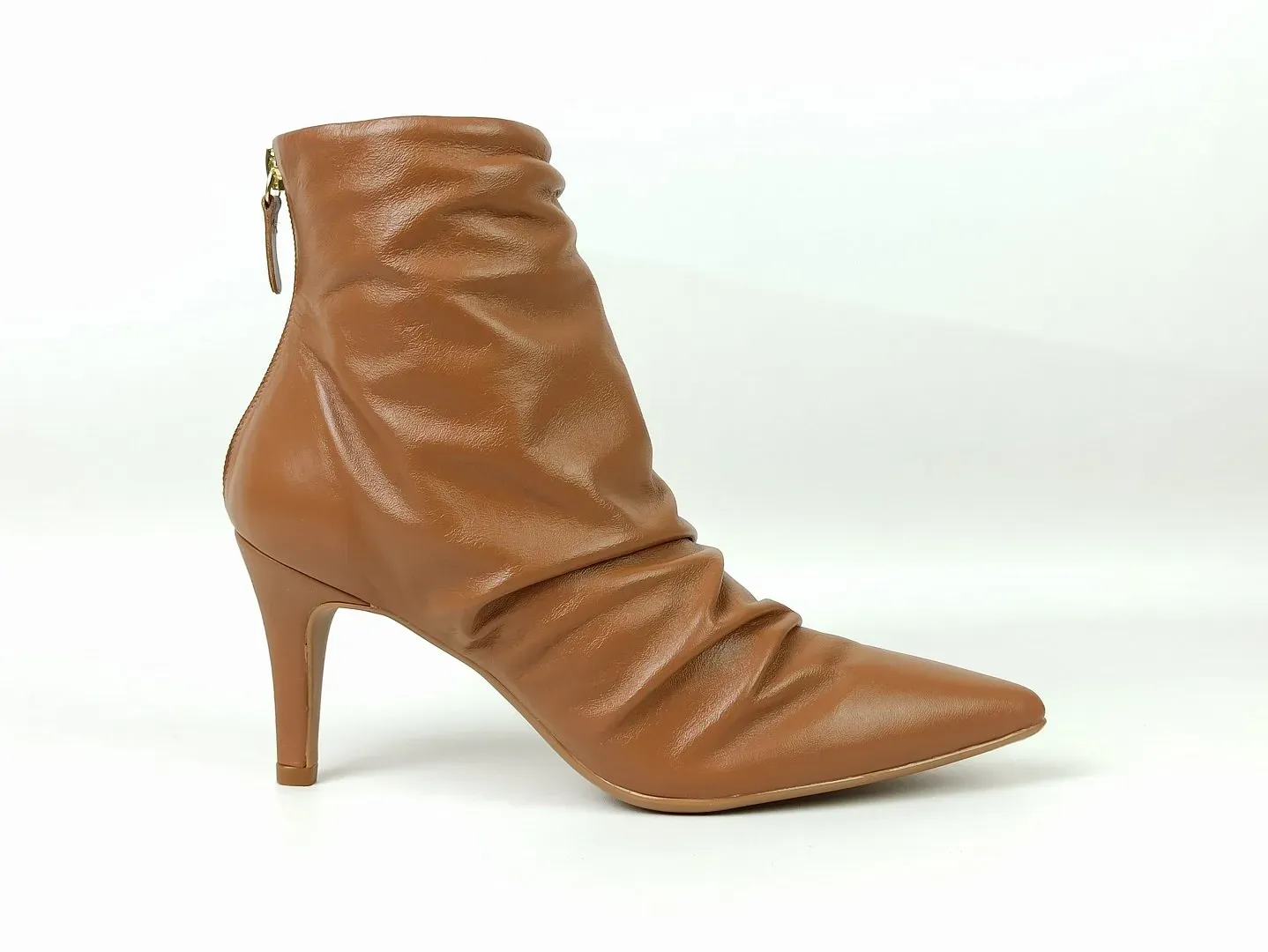bota-cano-baixo-couro-salto-fino-bico-fino-caramelo-297b10915_1