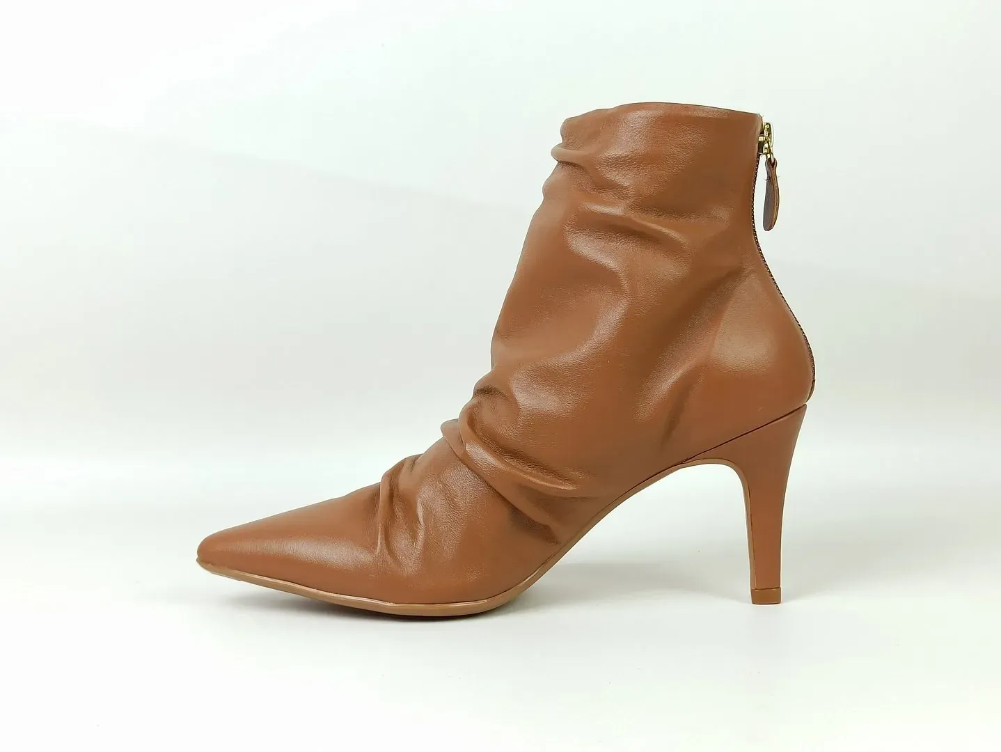 bota-cano-baixo-couro-salto-fino-bico-fino-caramelo-297b10915_6