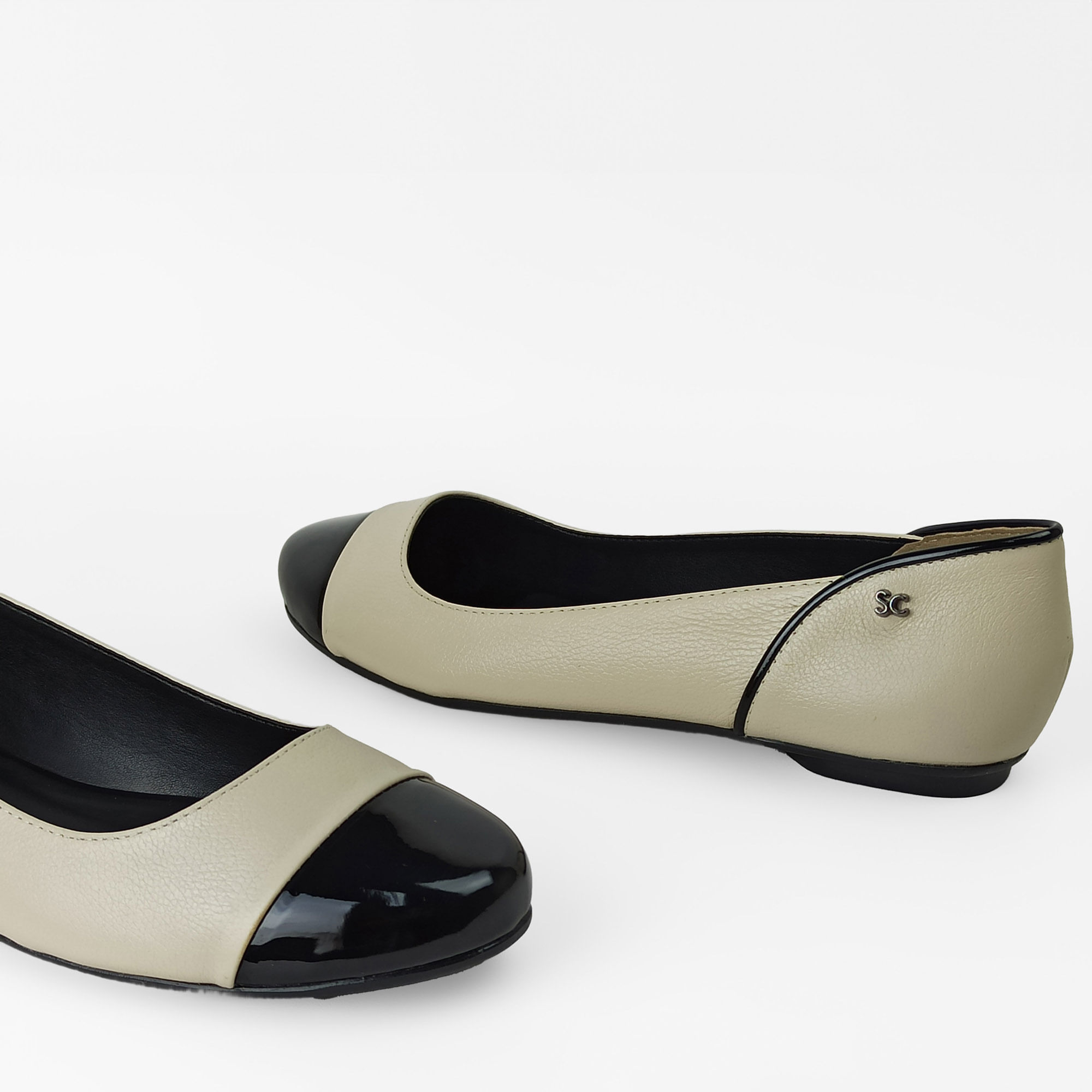 sapatilha-couro-verniz-preto-e-branco-bico-redondo-15604101_5