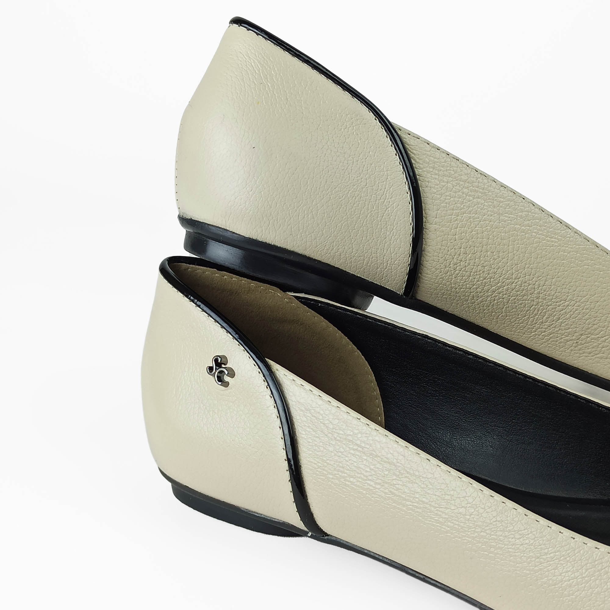 sapatilha-couro-verniz-preto-e-branco-bico-redondo-15604101_7