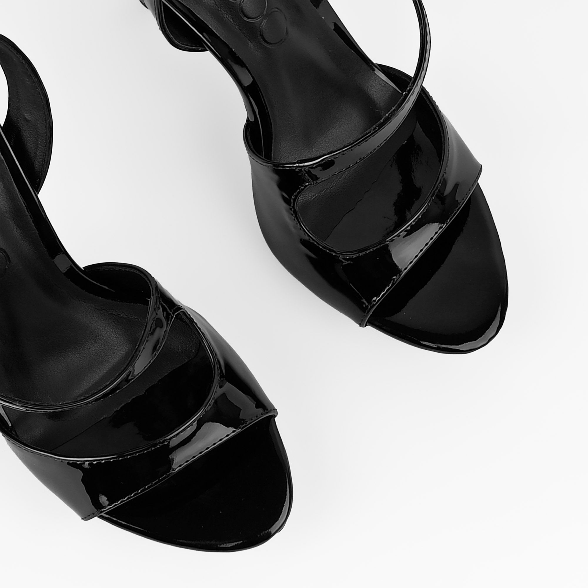 sandalia-verniz-preto-salto-alto-43003004_6