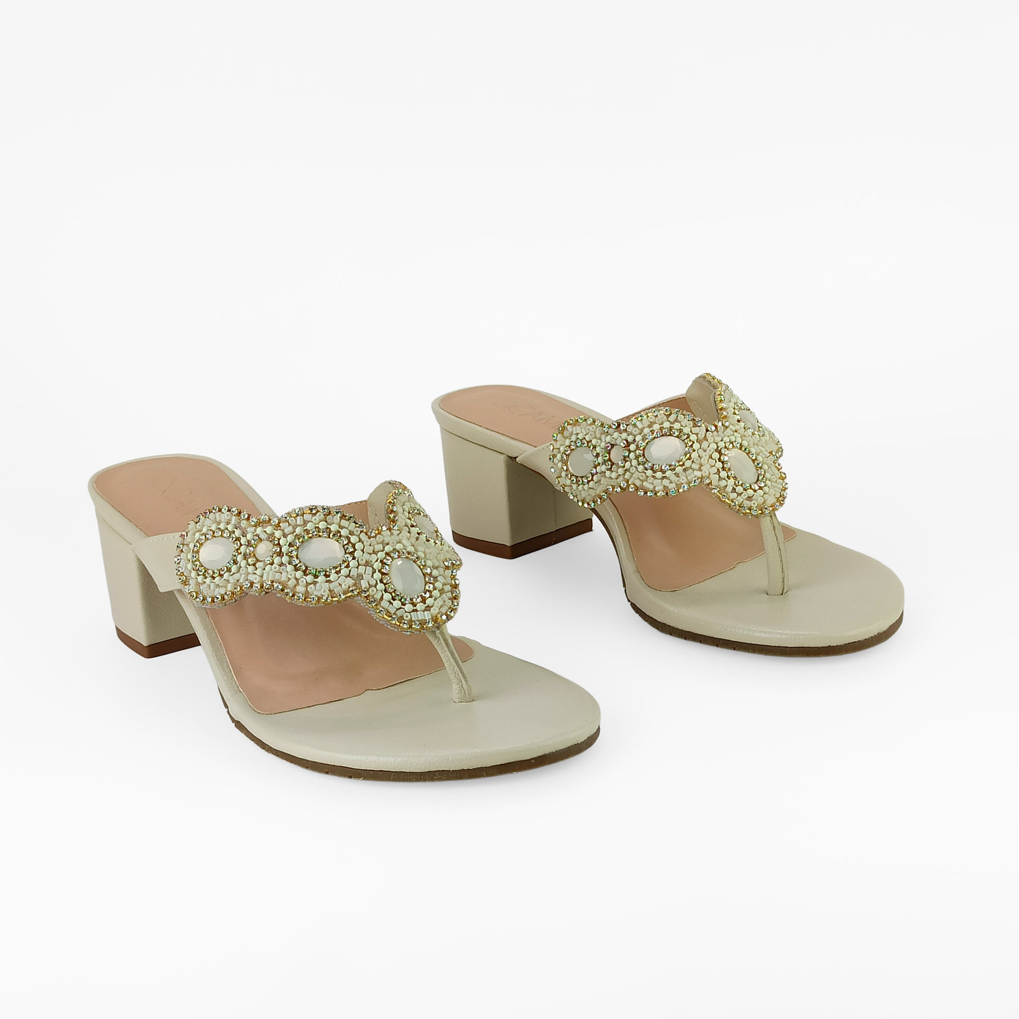 tamanco-couro-salto-baixo-bloco-bico-amendoado-off-white-20813201_3