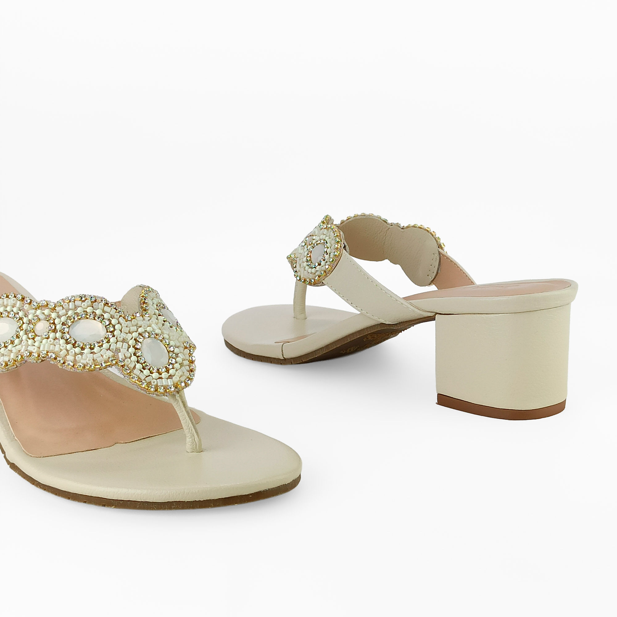 tamanco-couro-salto-baixo-bloco-bico-amendoado-off-white-20813201_4