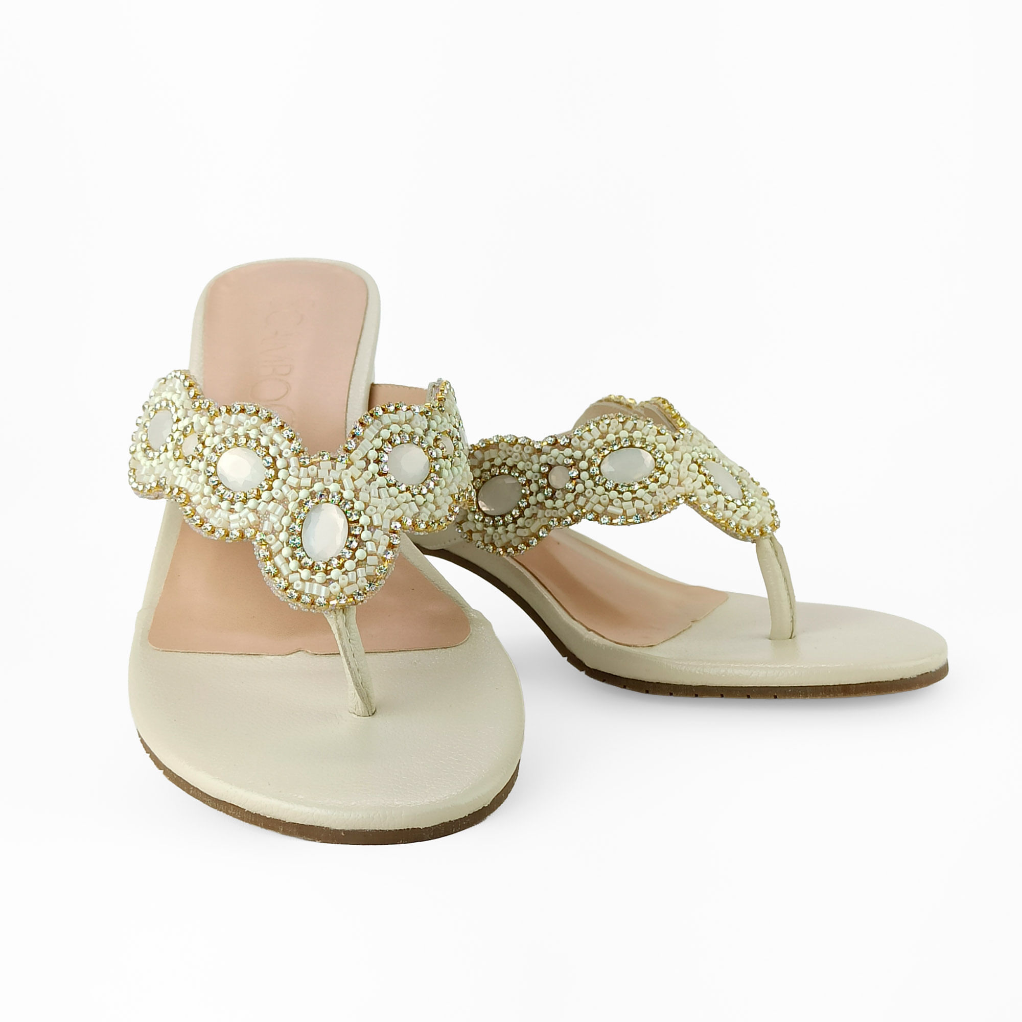 tamanco-couro-salto-baixo-bloco-bico-amendoado-off-white-20813201_5