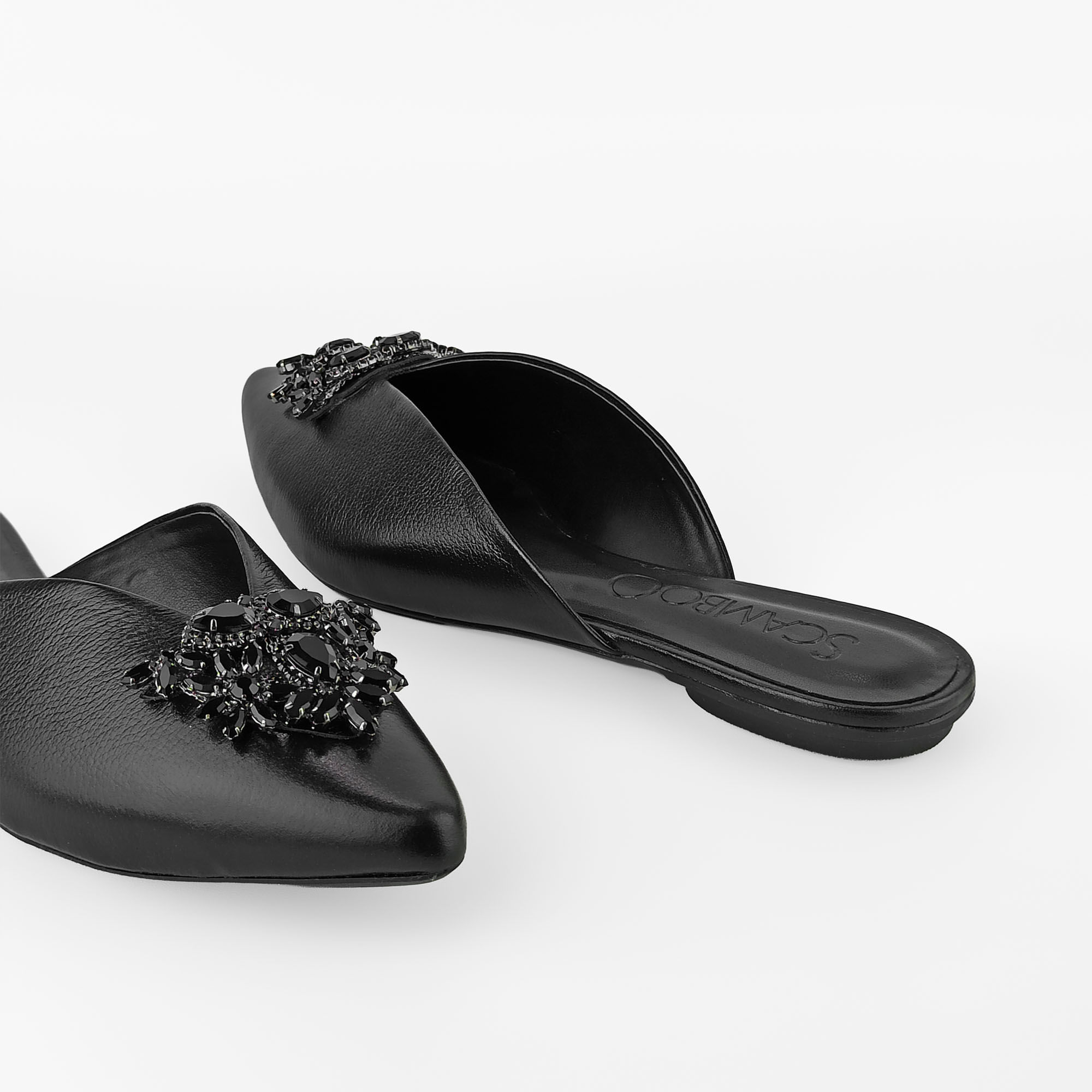 mule-couro-metalizado-bico-fino-preto-57602202_5