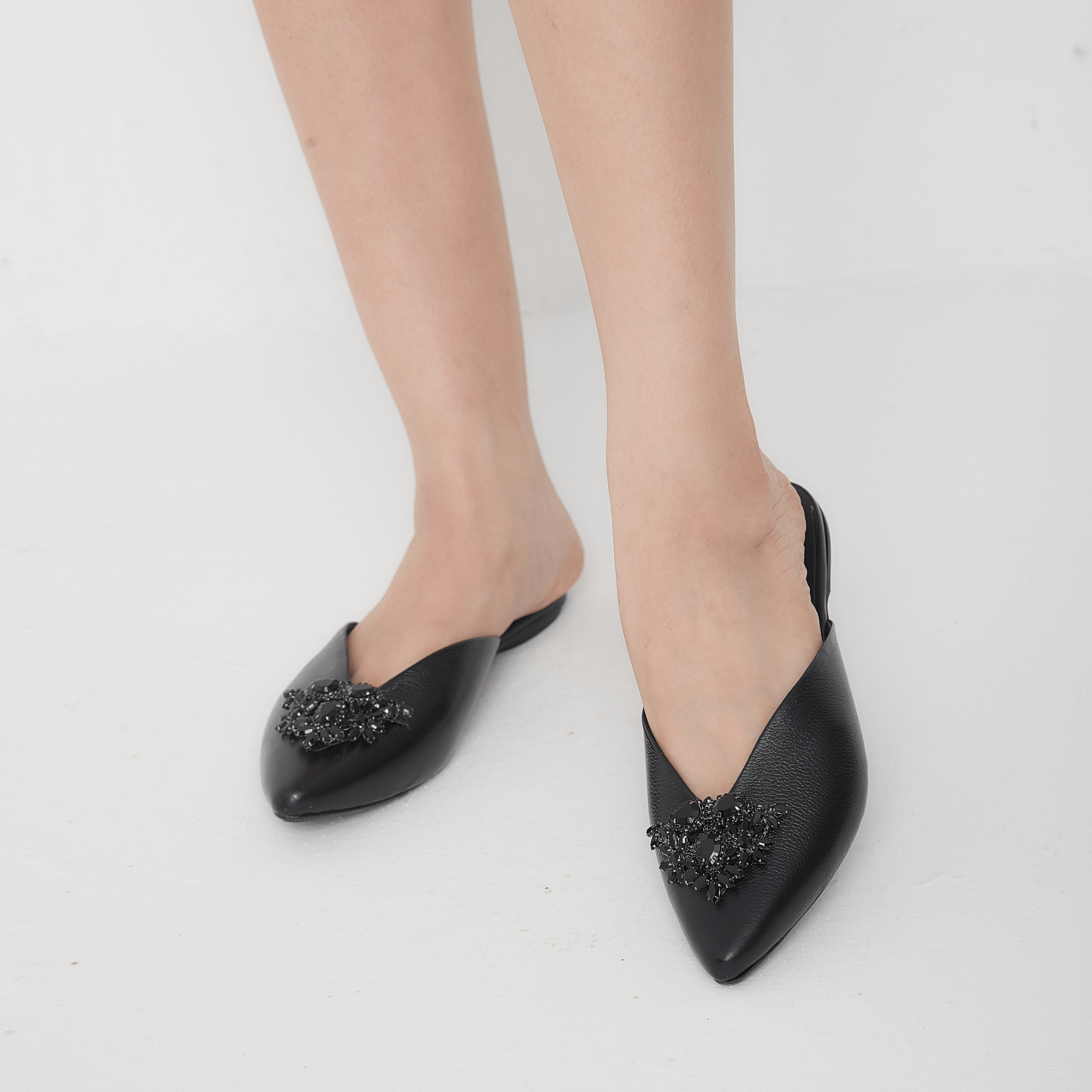 mule-couro-metalizado-bico-fino-preto-57602202_7