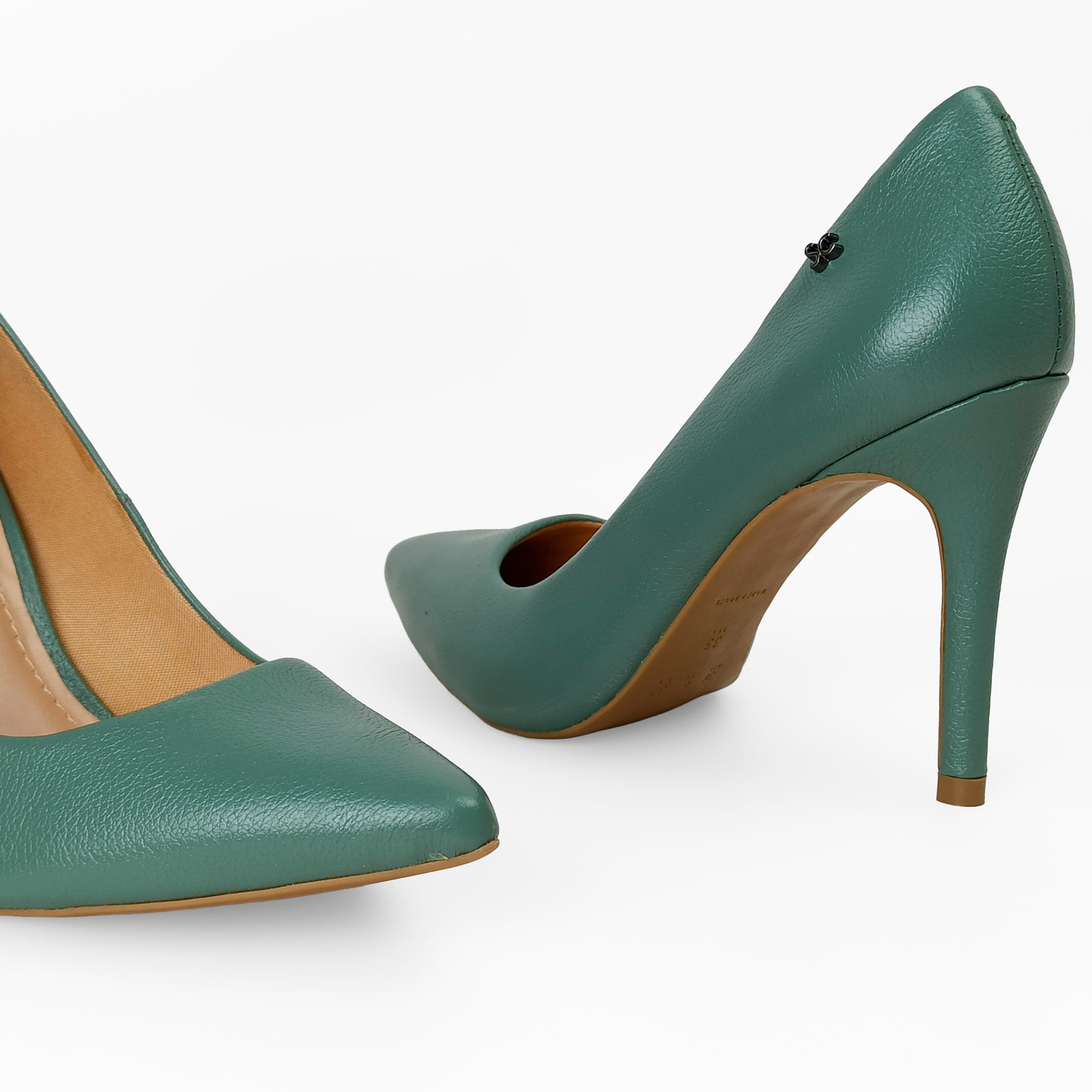 scarpin-verde-couro-bico-fino-125000166_5