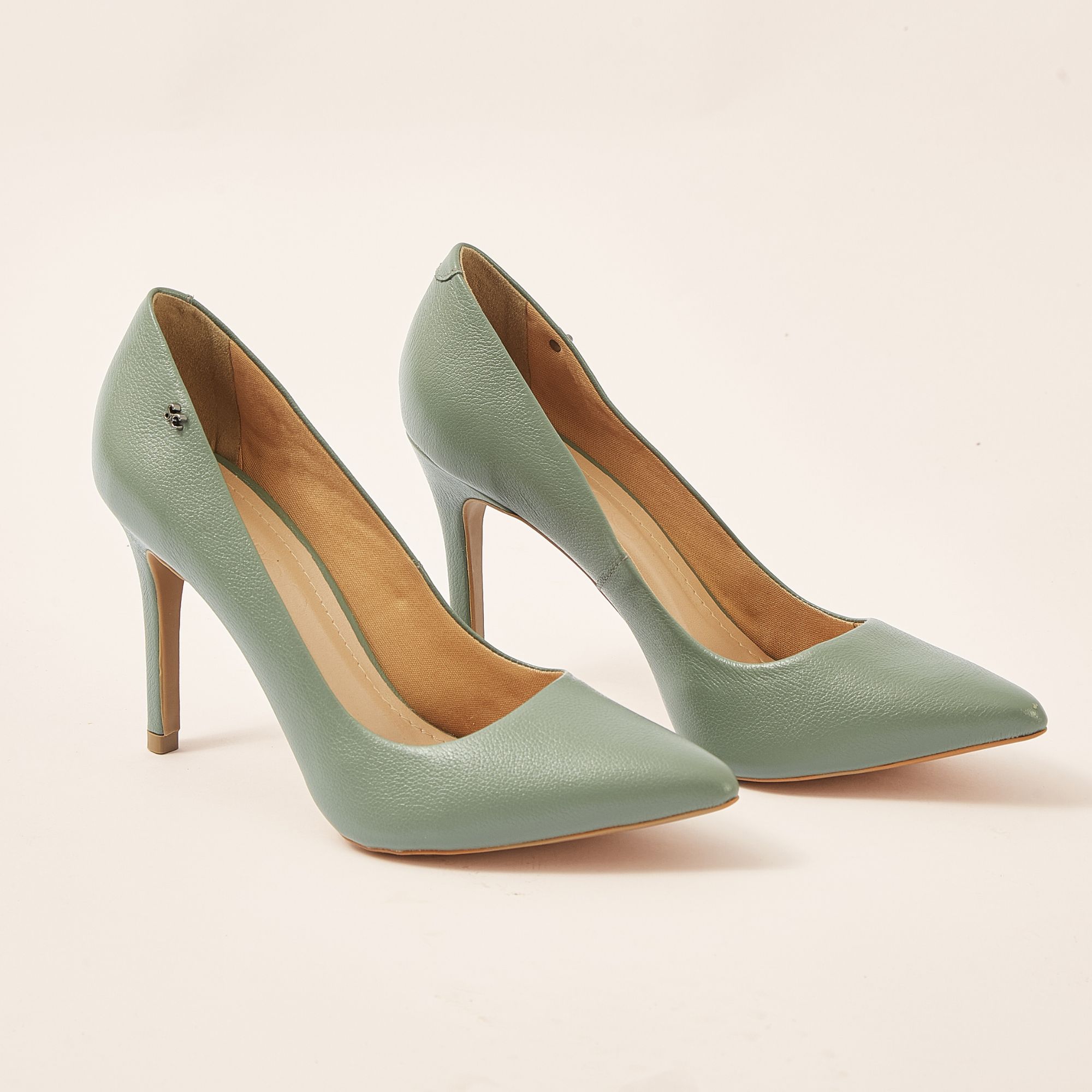 scarpin-verde-couro-bico-fino-125000166_7