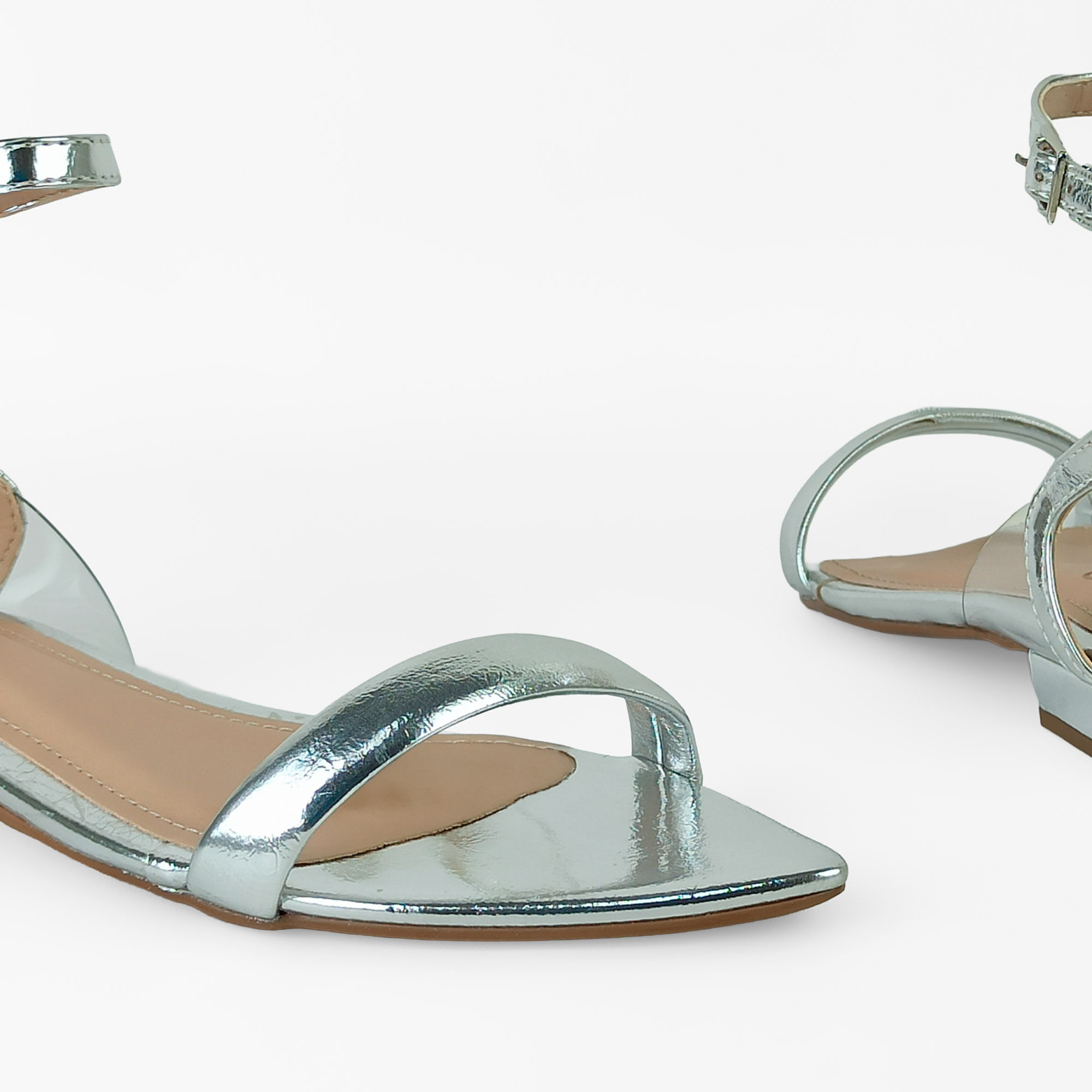 sandalia-rasteira-couro-metalizada-salto-baixo-prata-1300120_4