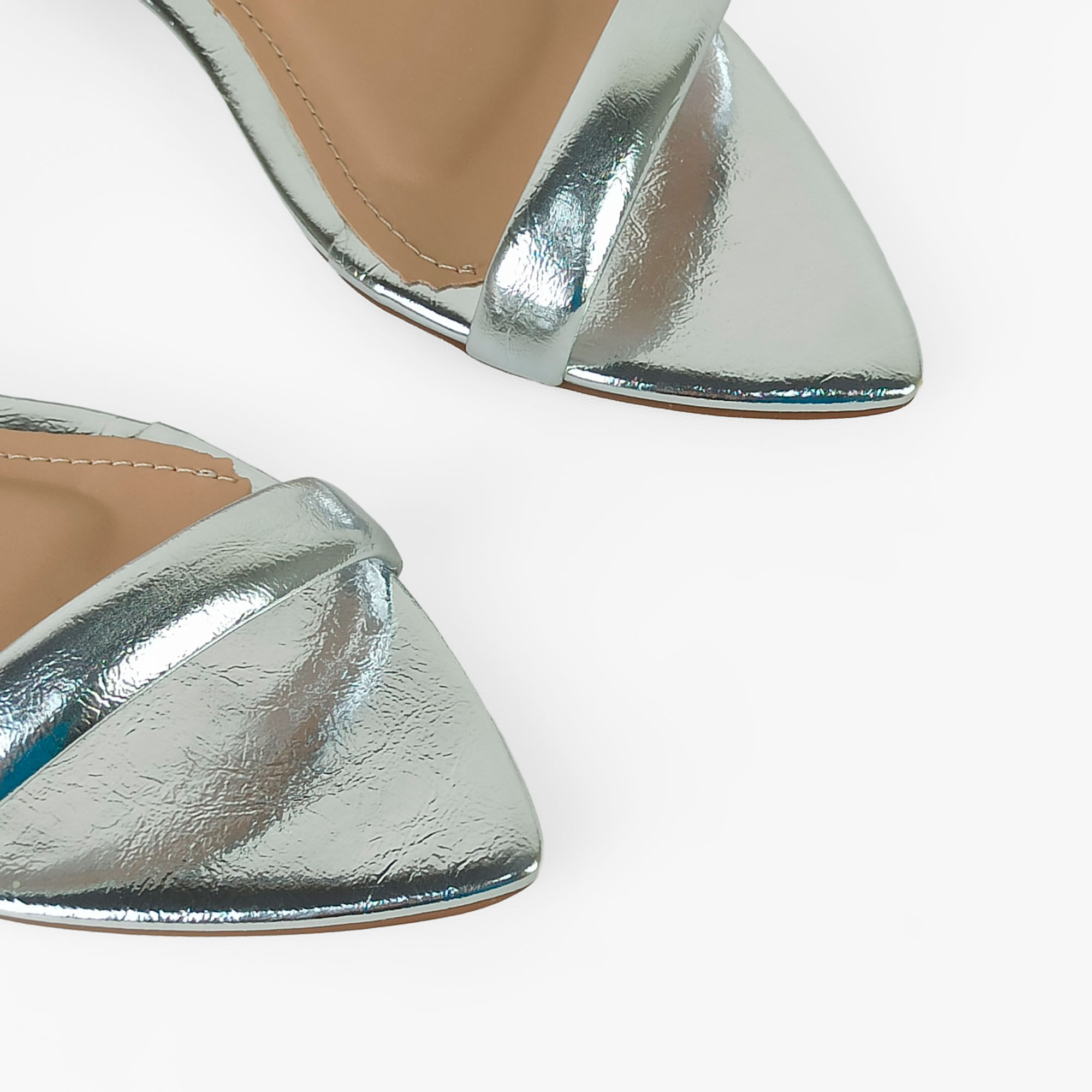 sandalia-rasteira-couro-metalizada-salto-baixo-prata-1300120_5