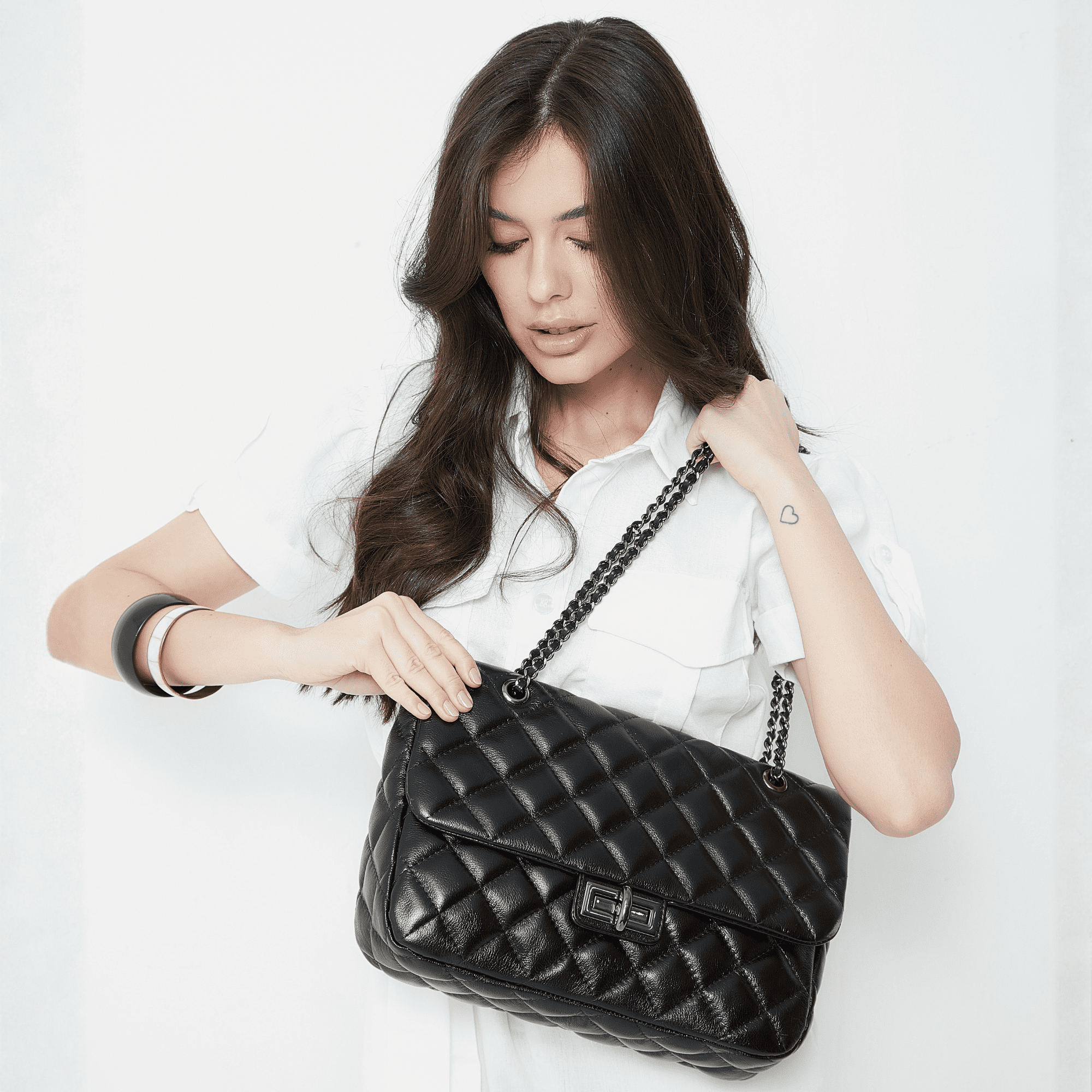 bolsa-media-preta-transversal-max-chanel-couro-b177601_2