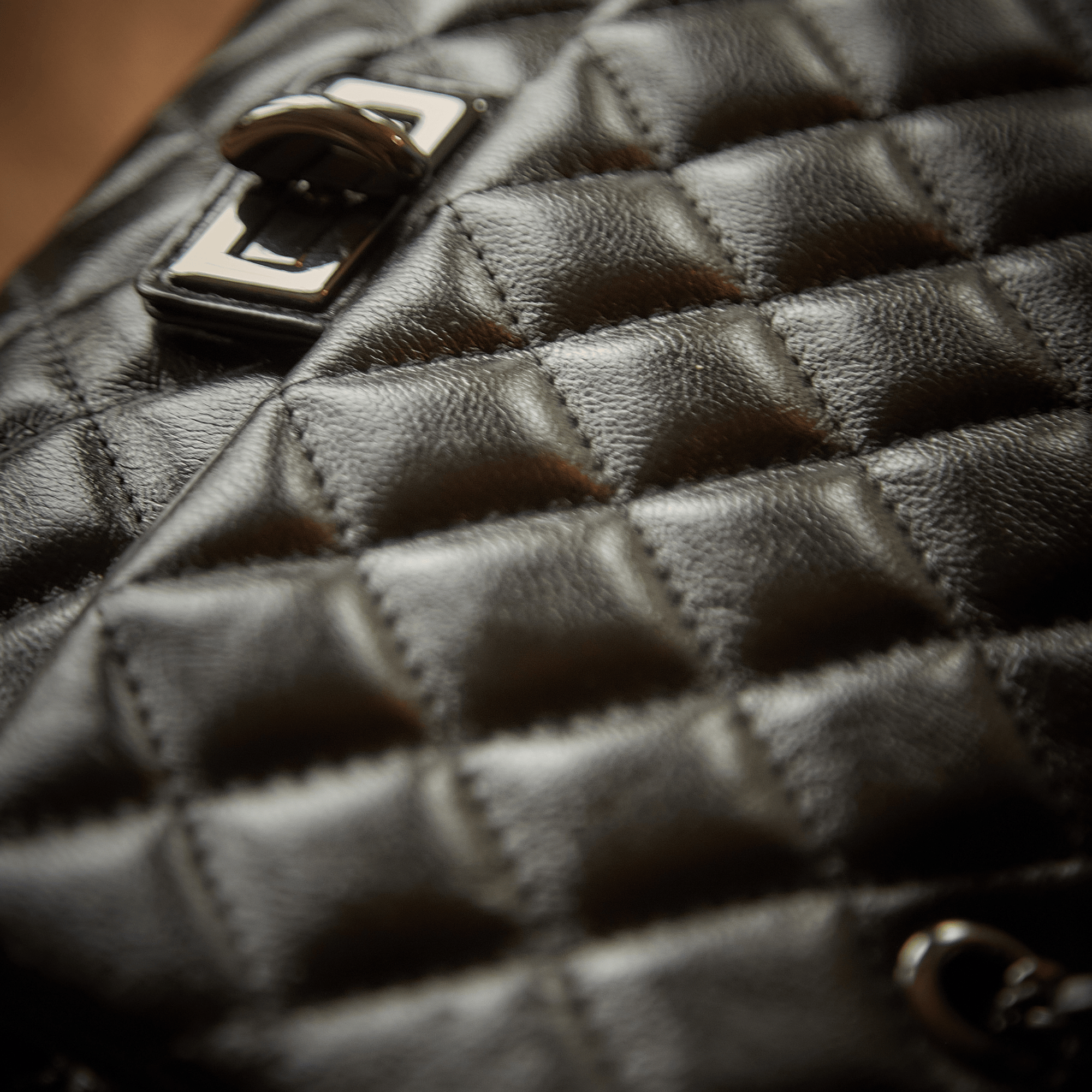 bolsa-media-preta-transversal-max-chanel-couro-b177601_9