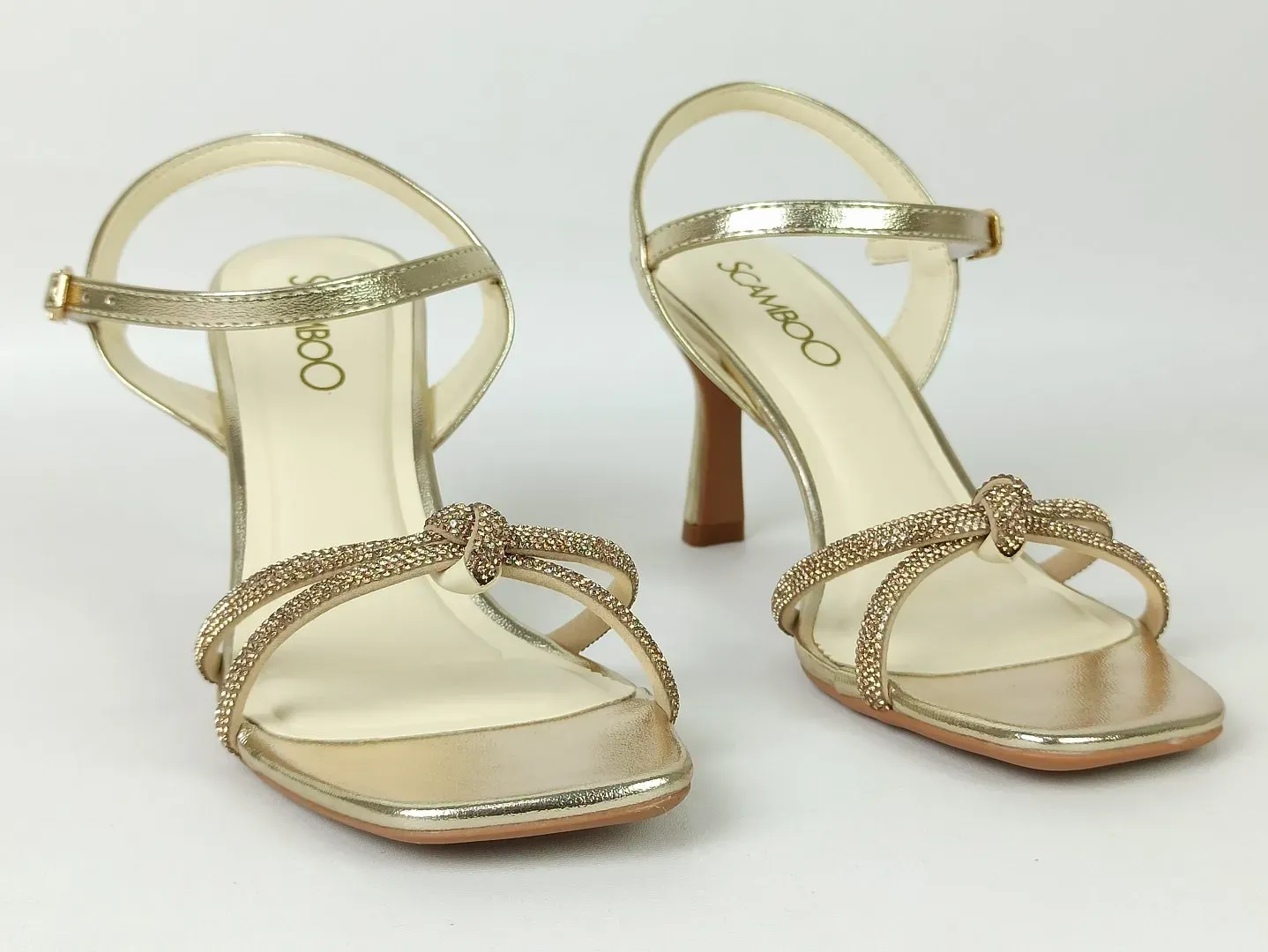 sandalia-metalizada-salto-baixo-fino-bico-quadrado-dourada-529911578_3