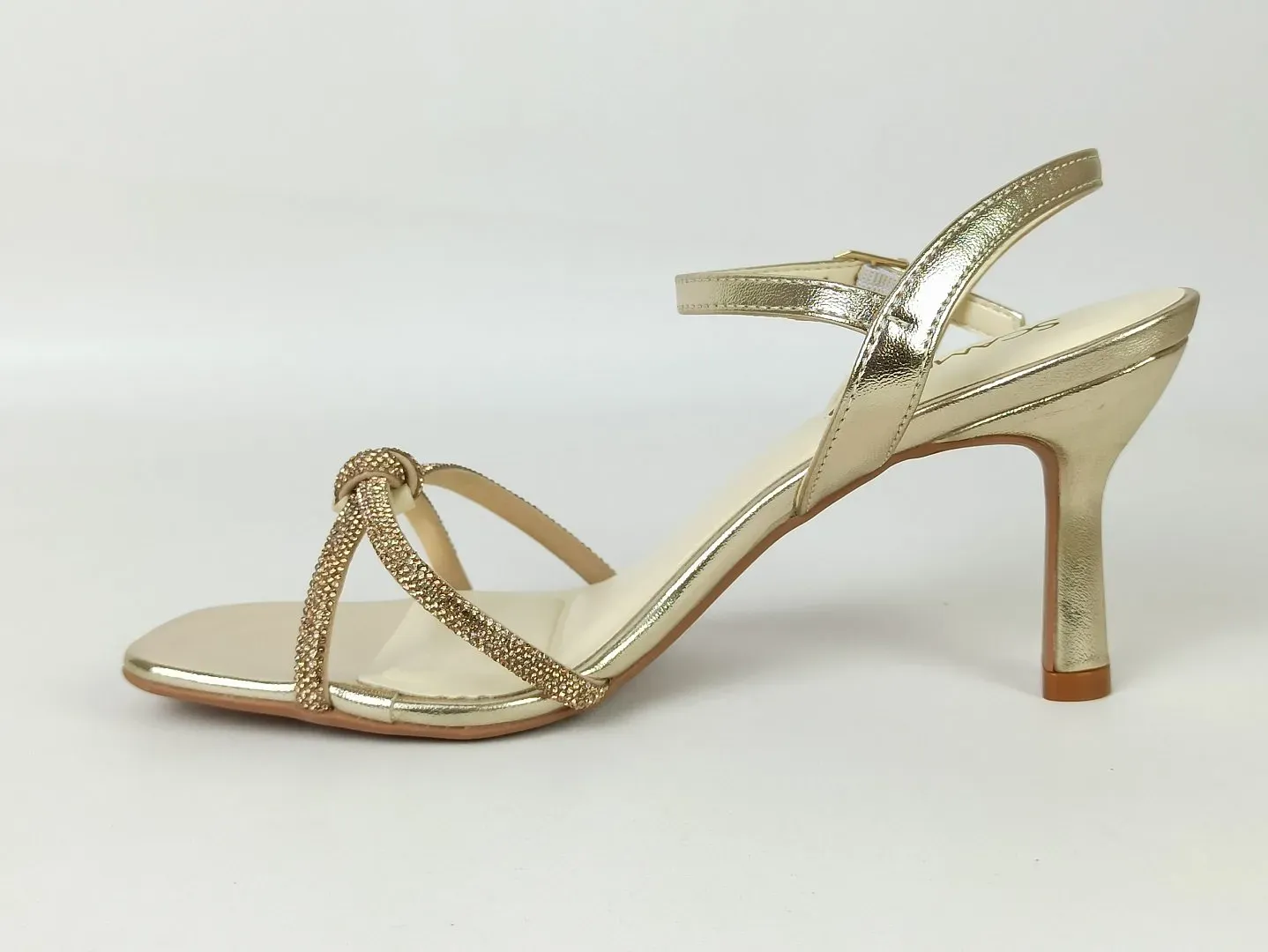 sandalia-metalizada-salto-baixo-fino-bico-quadrado-dourada-529911578_5