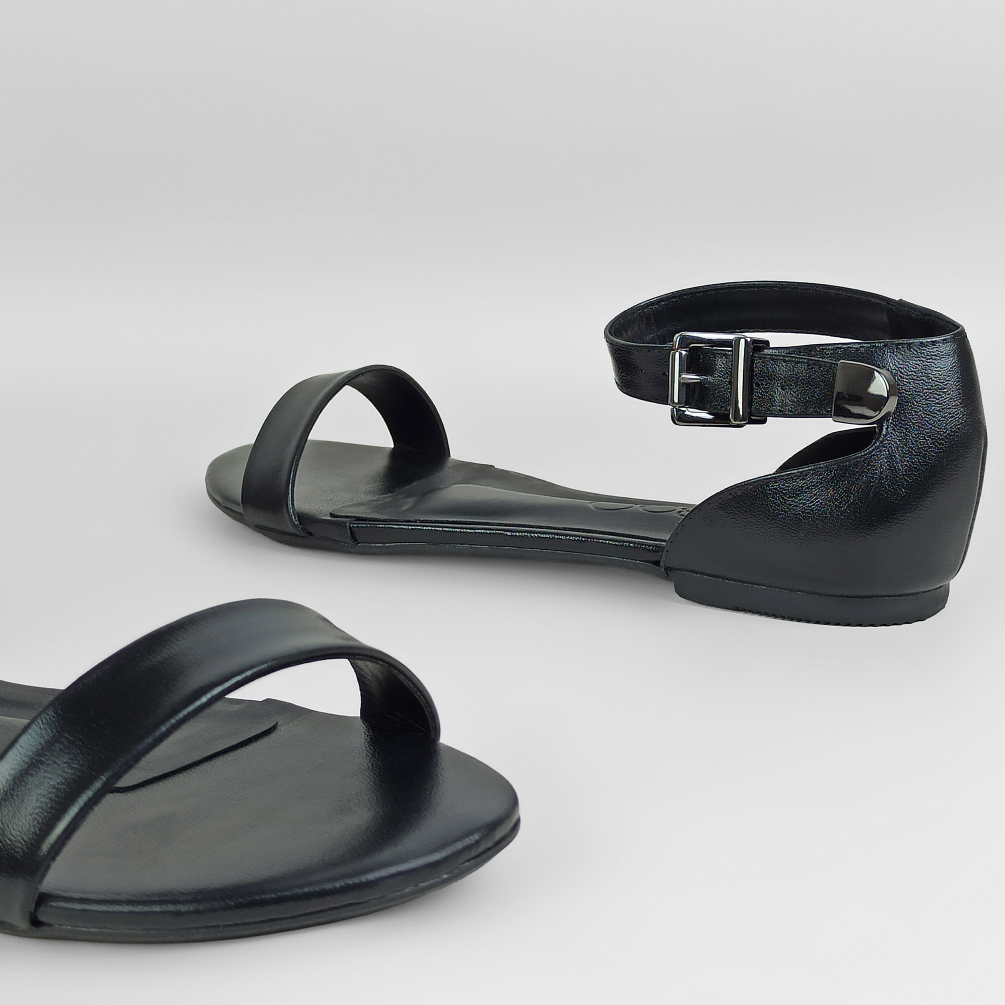 sandalia-rasteira-couro-bico-redondo-preta-8733604_4