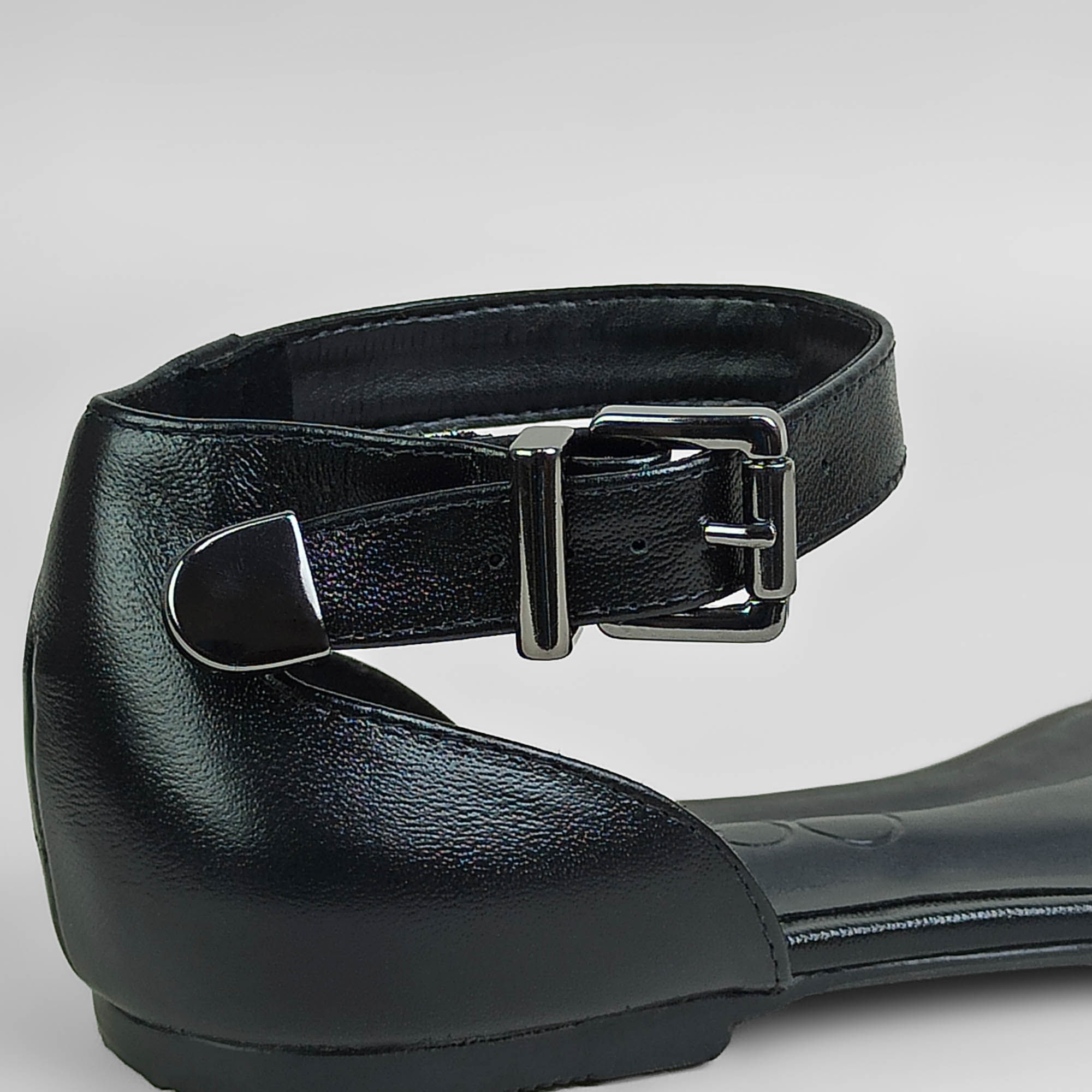 sandalia-rasteira-couro-bico-redondo-preta-8733604_5