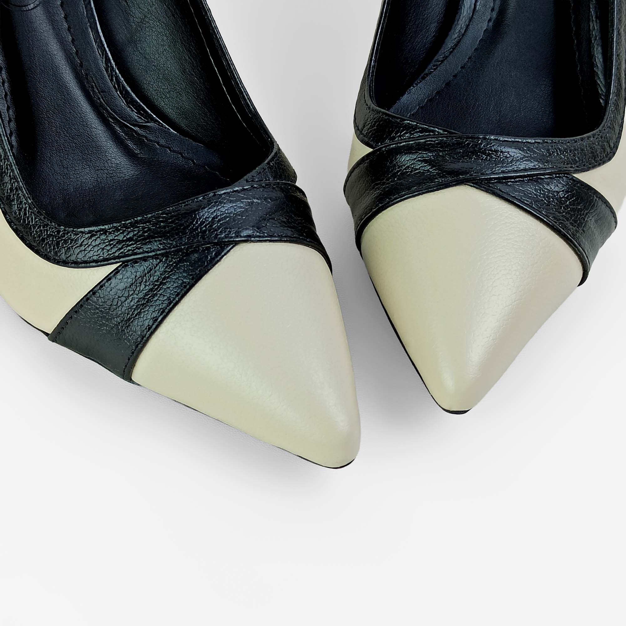 scarpin-couro-salto-fino-bico-fino-off-white-12700201_6