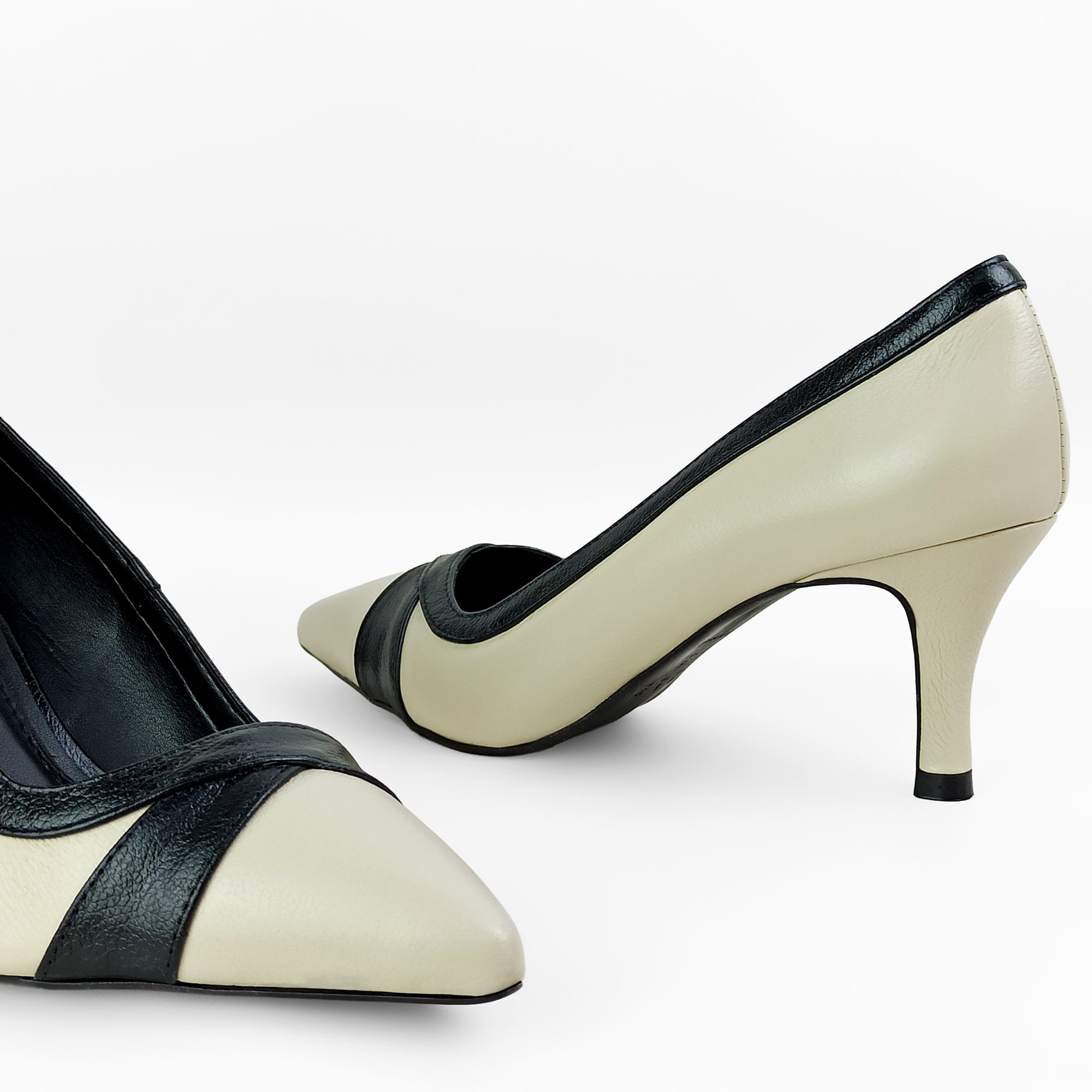 scarpin-couro-salto-fino-bico-fino-off-white-12700201_7