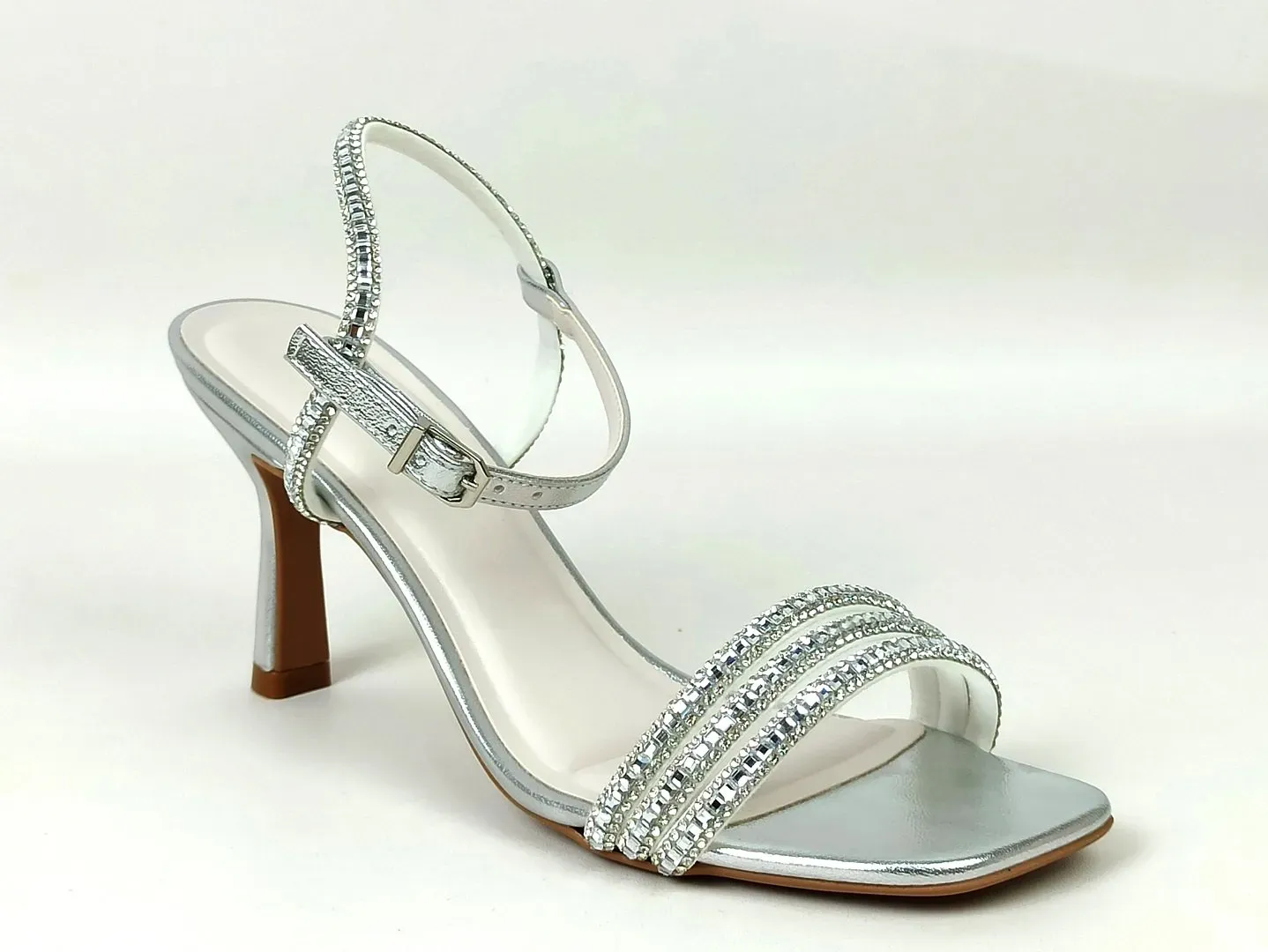 sandalia-metalizada-salto-baixo-fino-bico-quadrado-prata-517611301_2