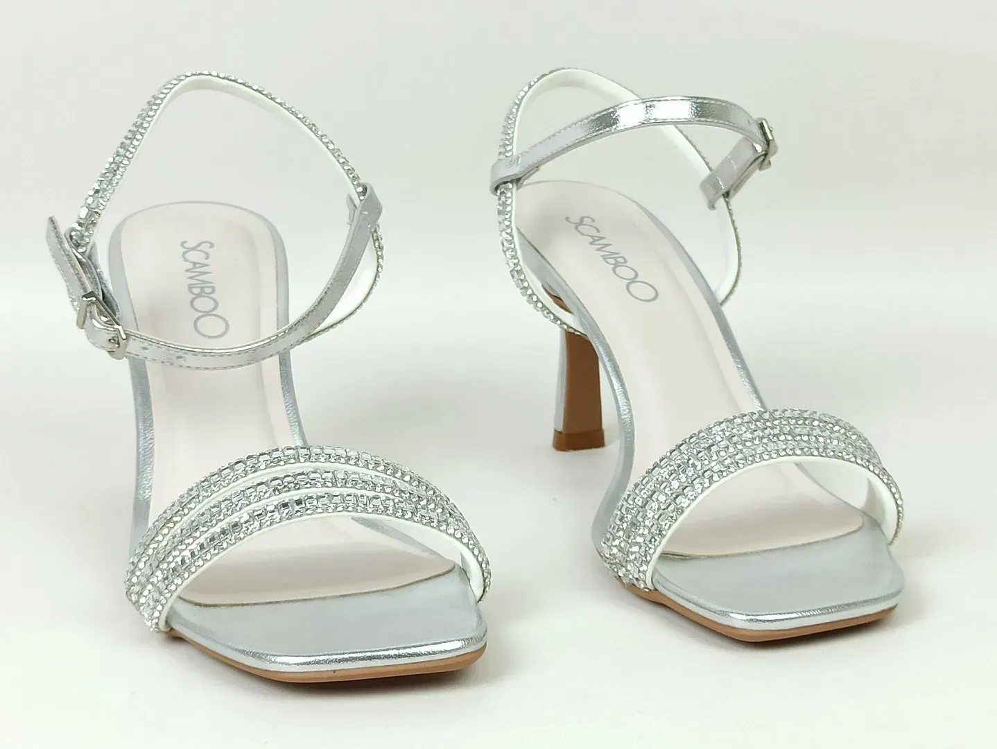 sandalia-metalizada-salto-baixo-fino-bico-quadrado-prata-517611301_3