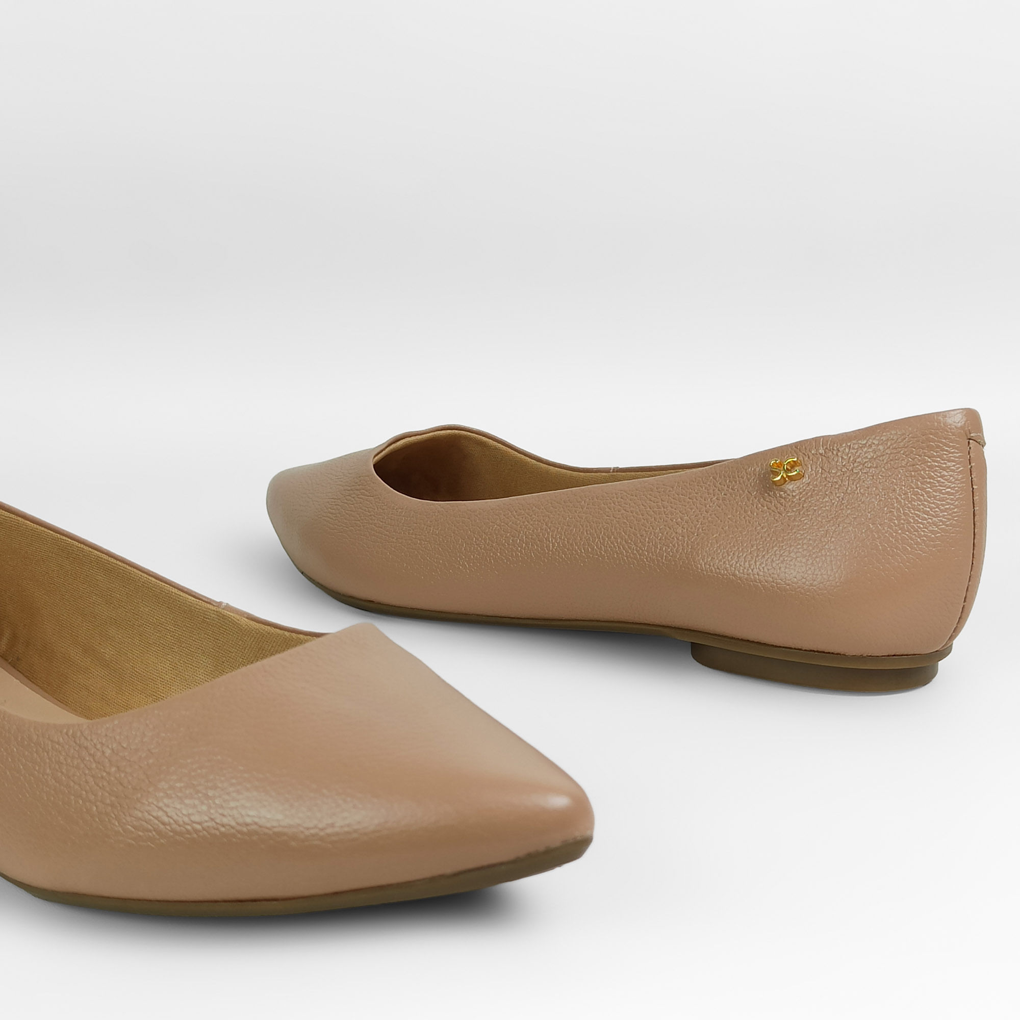 sapatilha-couro-bico-fino-nude-17604384_5