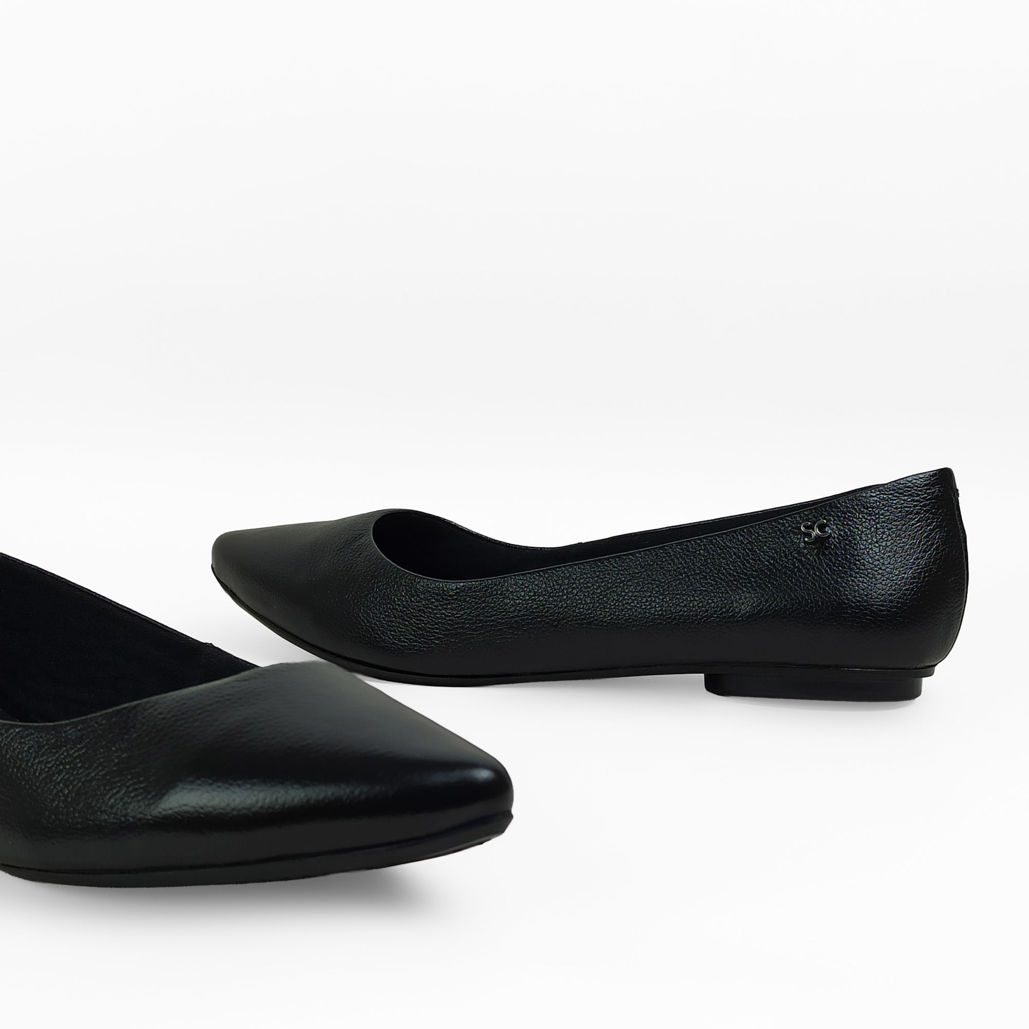 sapatilha-couro-bico-fino-preta-17604376_5