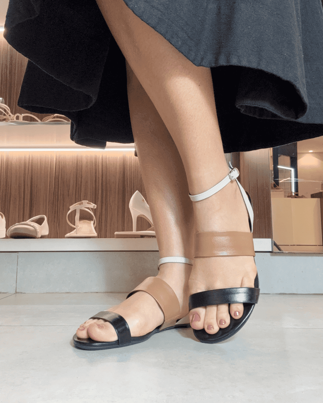 sandalia-rasteira-couro-preta-30020001_6