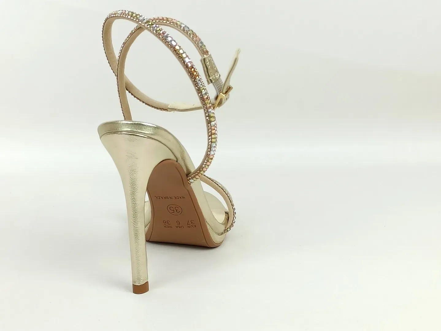 sandalia-metalizada-salto-alto-fino-bico-amendoado-dourada-524411252_3