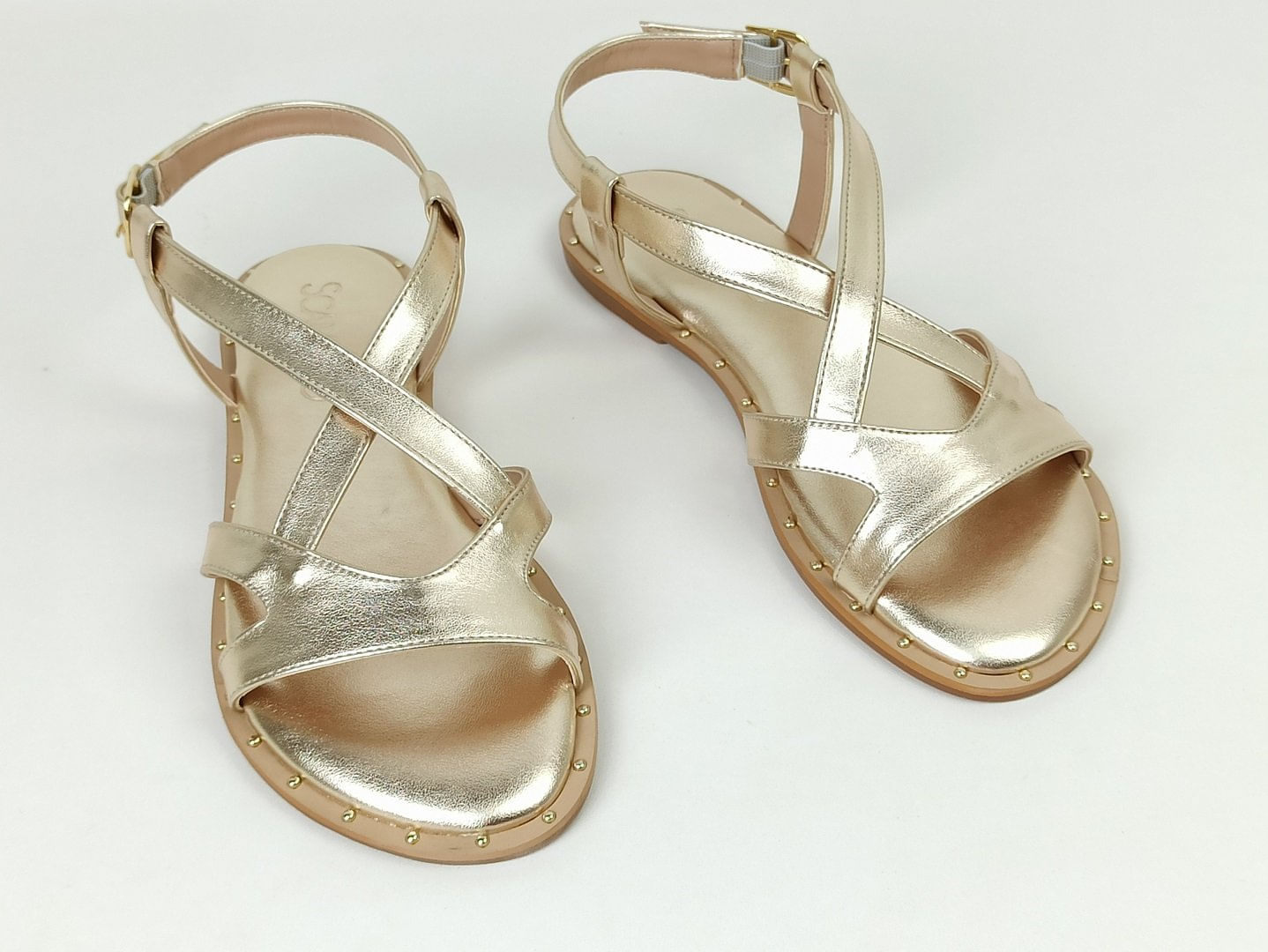 sandalia-rasteira-metalizada-bico-redondo-dourada-160109_5