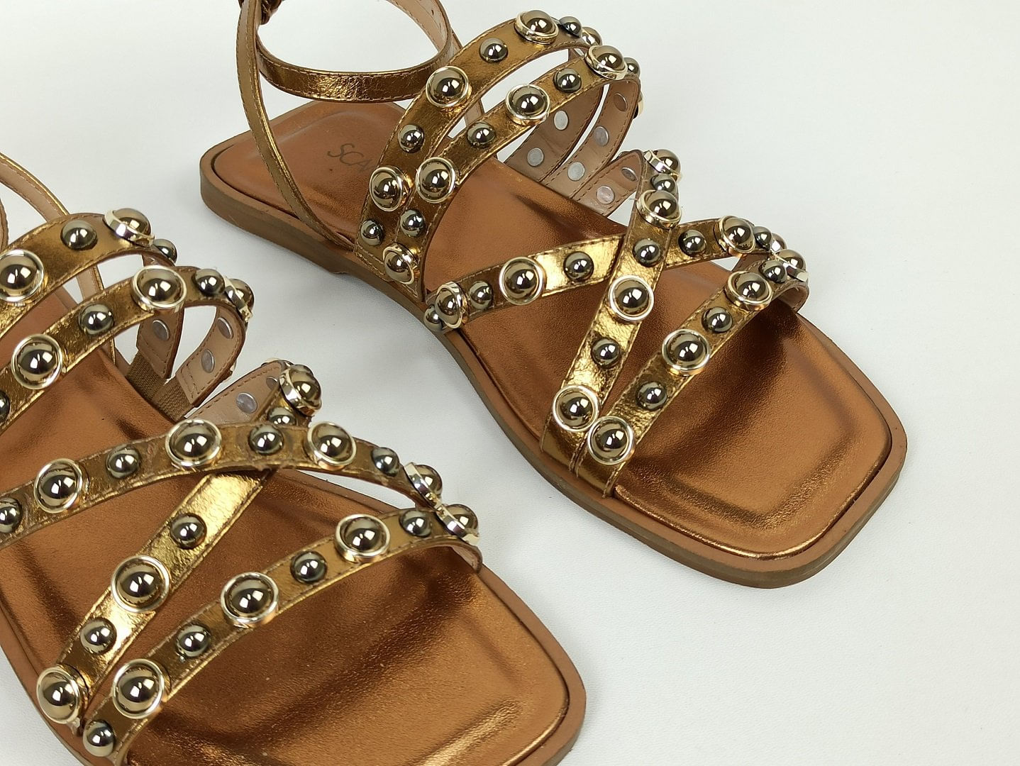 sandalia-rasteira-couro-metalizado-bronze-446aa4991_4