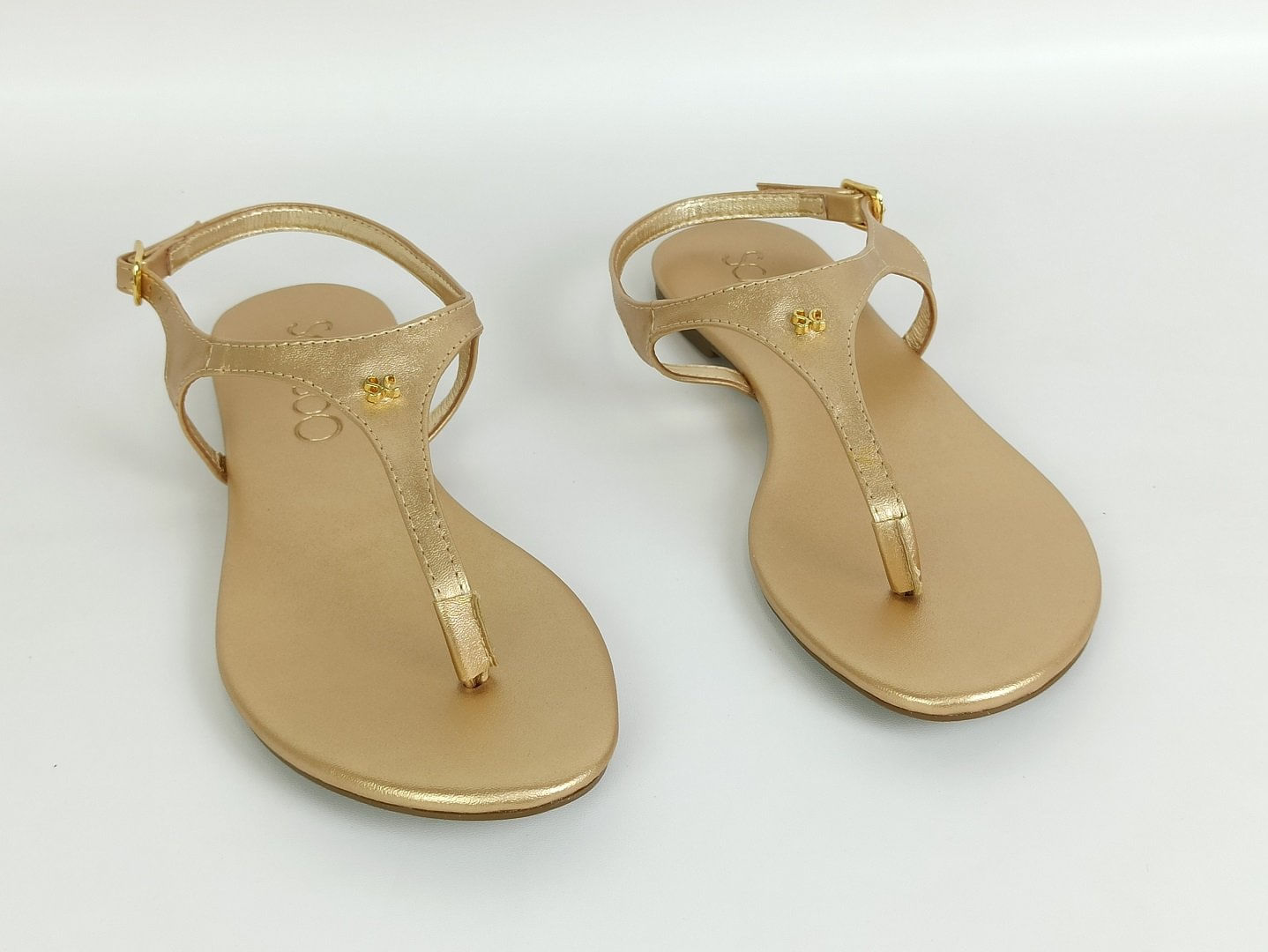 sandalia-rasteira-metalizada-bico-redondo-dourada-300001103_3