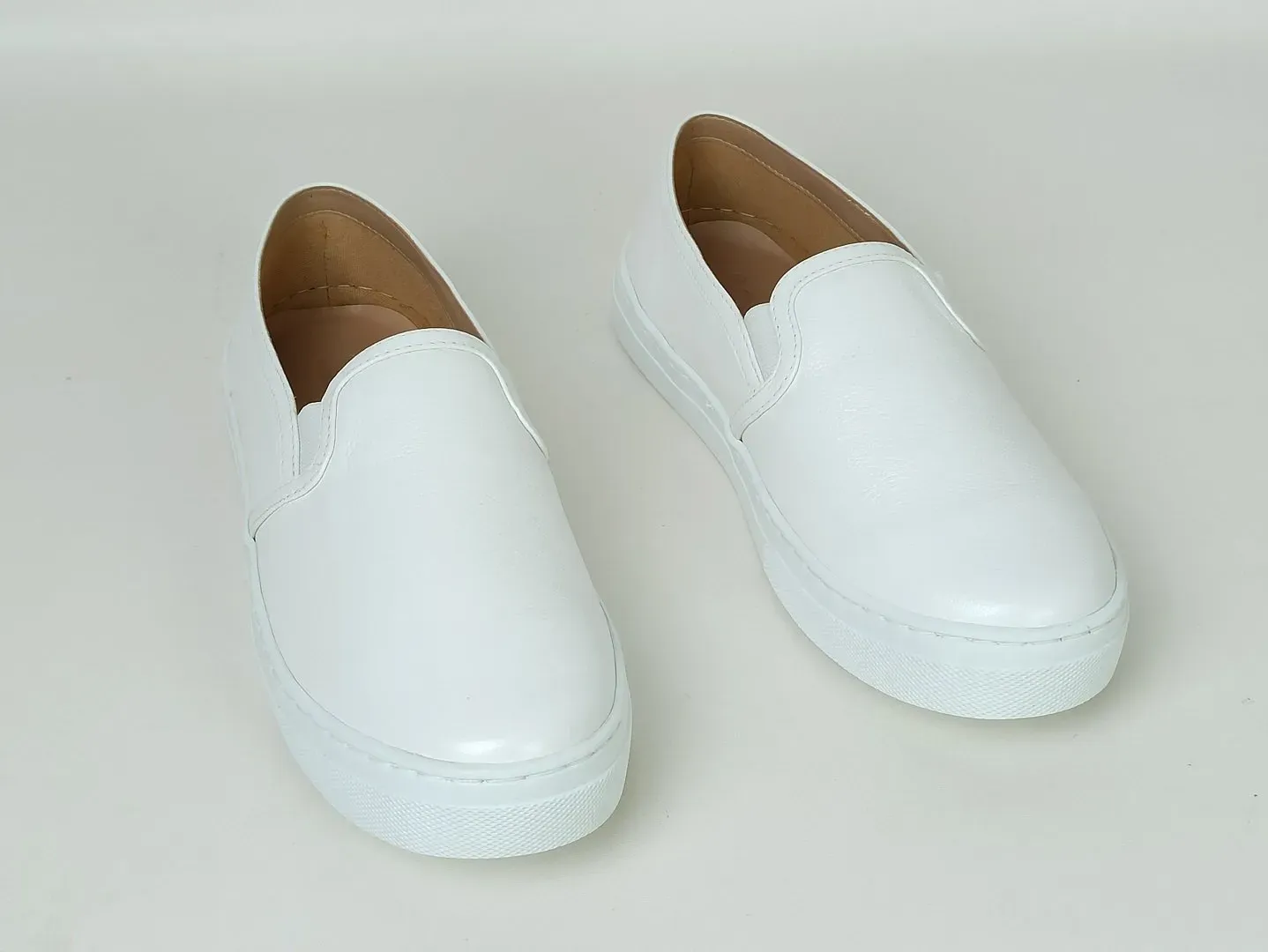 splip-on-couro-solado-emborrachado-bico-redondo-branco-40000024_4