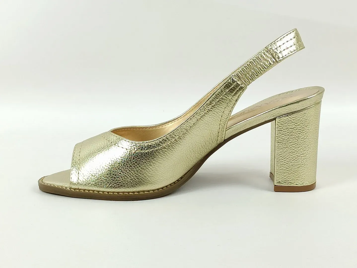 peep-toe-couro-salto-bloco-bico-redondo-aberto-dourado-17500010_4