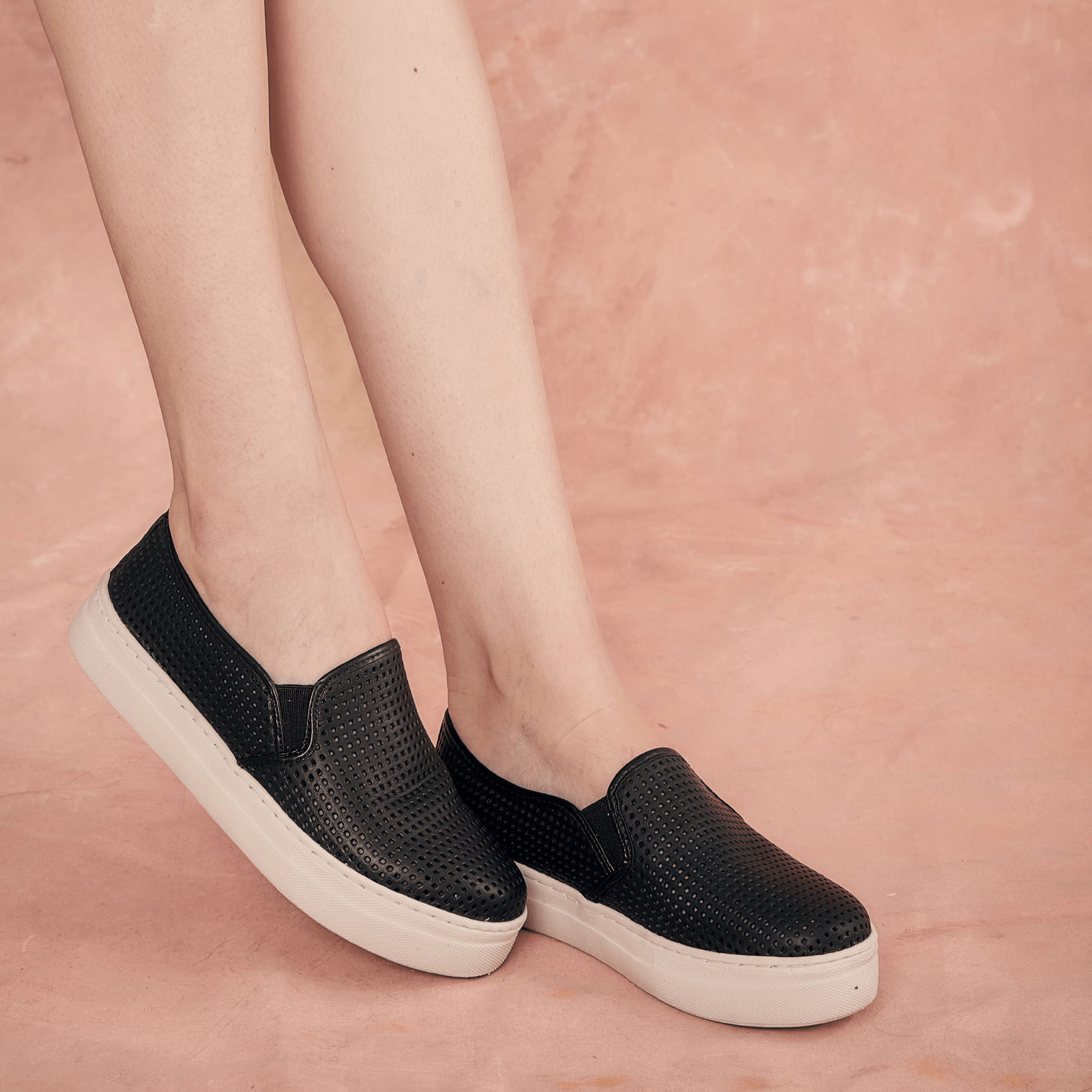 slip-on-couro-solado-emborrachado-bico-redondo-preto-3270692521_7