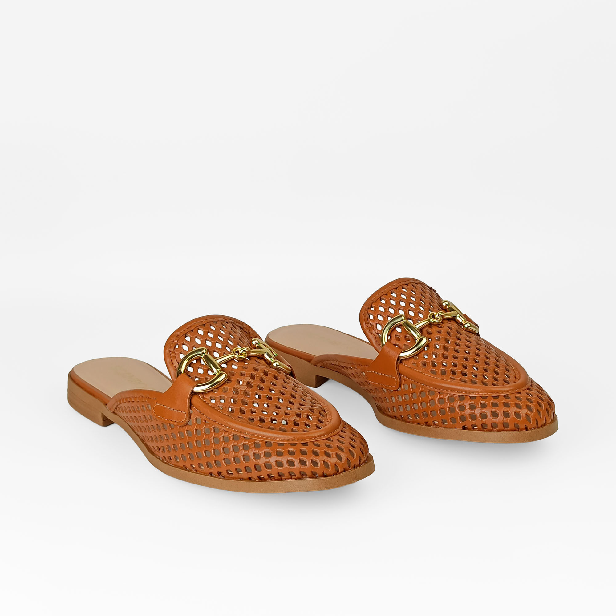 mule-couro-bico-redondo-nude-111030252_3