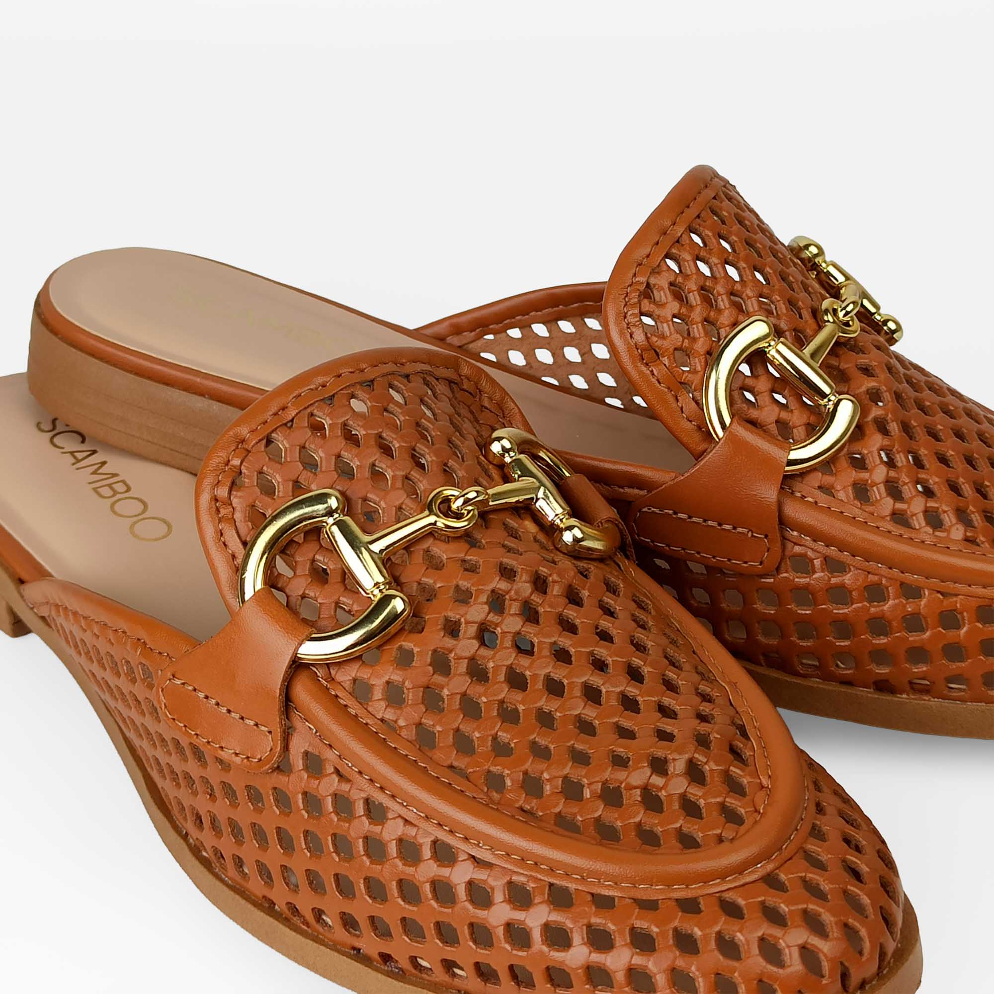 mule-couro-bico-redondo-nude-111030252_4