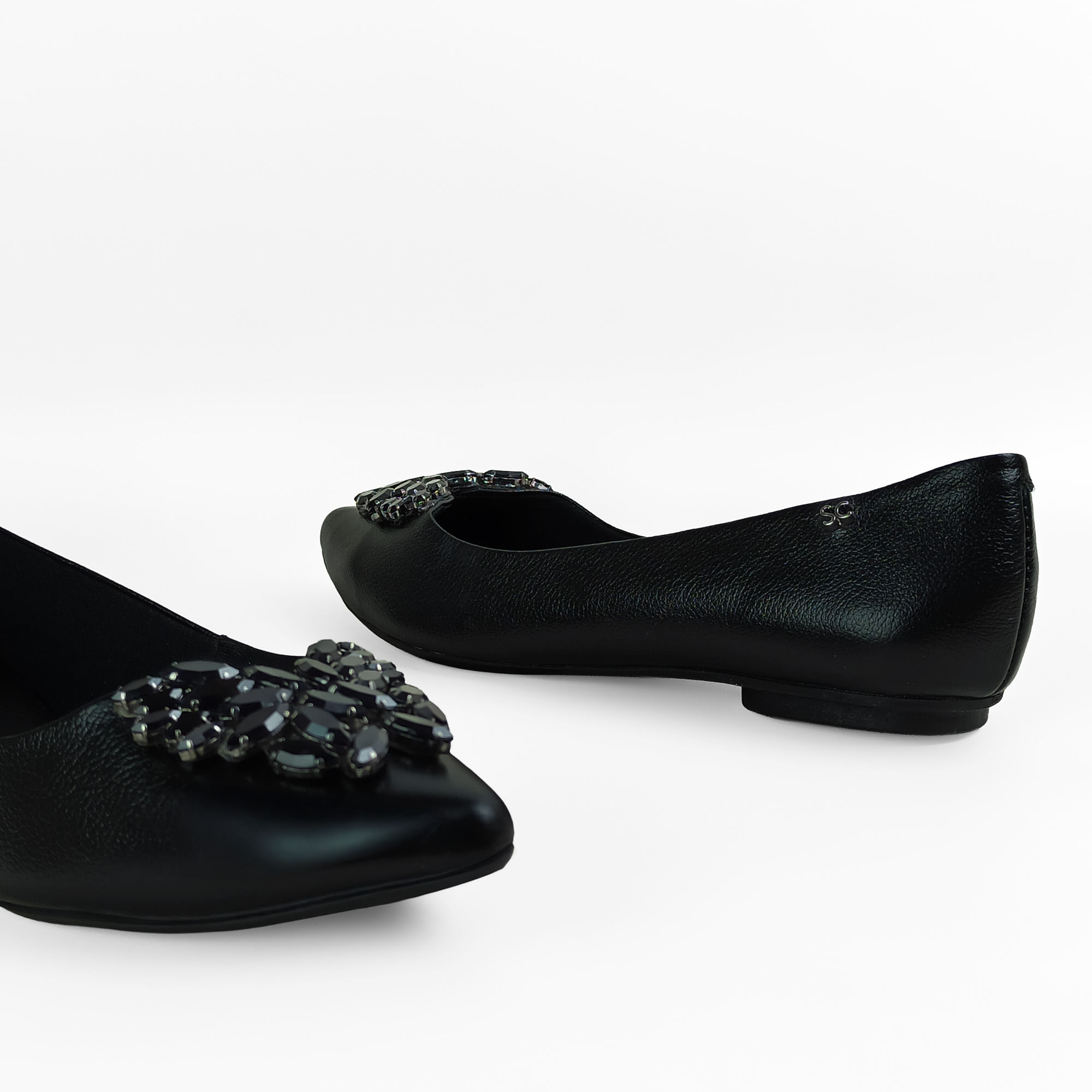 sapatilha-couro-bico-fino-preta-7623604_6