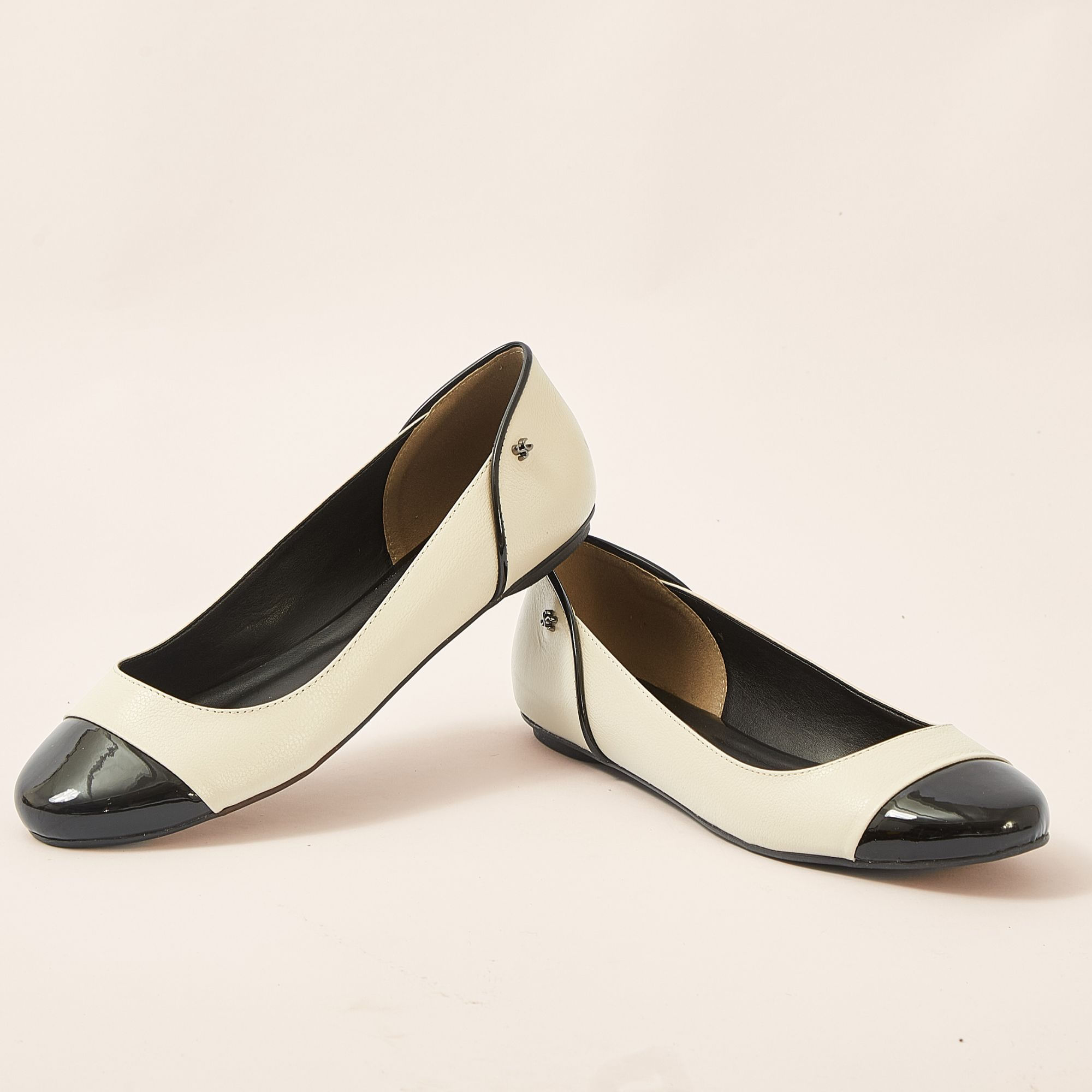 sapatilha-couro-verniz-preto-e-branco-bico-redondo-15604101_8